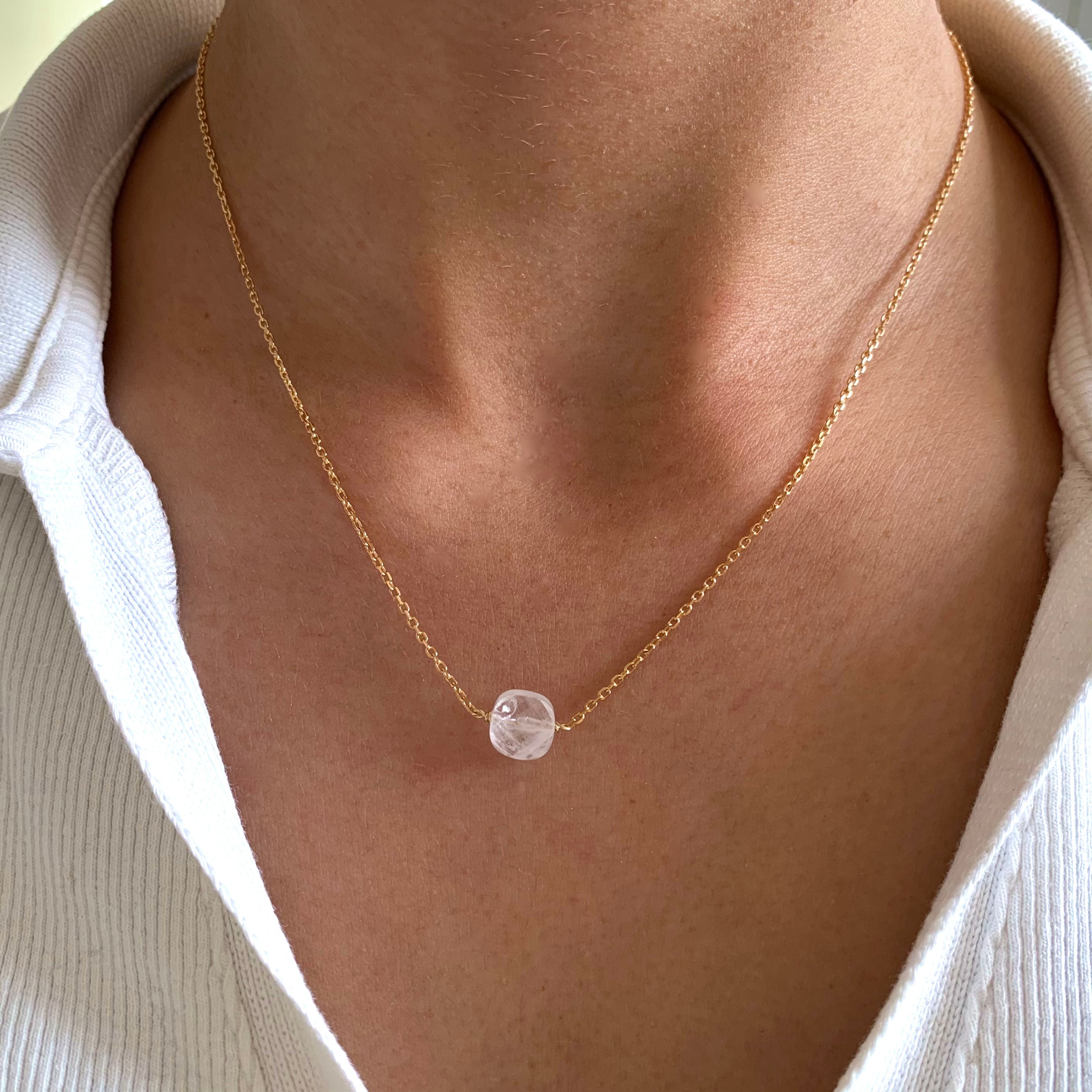 Collier plaqué or fin pendentif pierre naturelle Cristal gris mauve / Collier femme minimaliste chaine fine / Cadeau femme