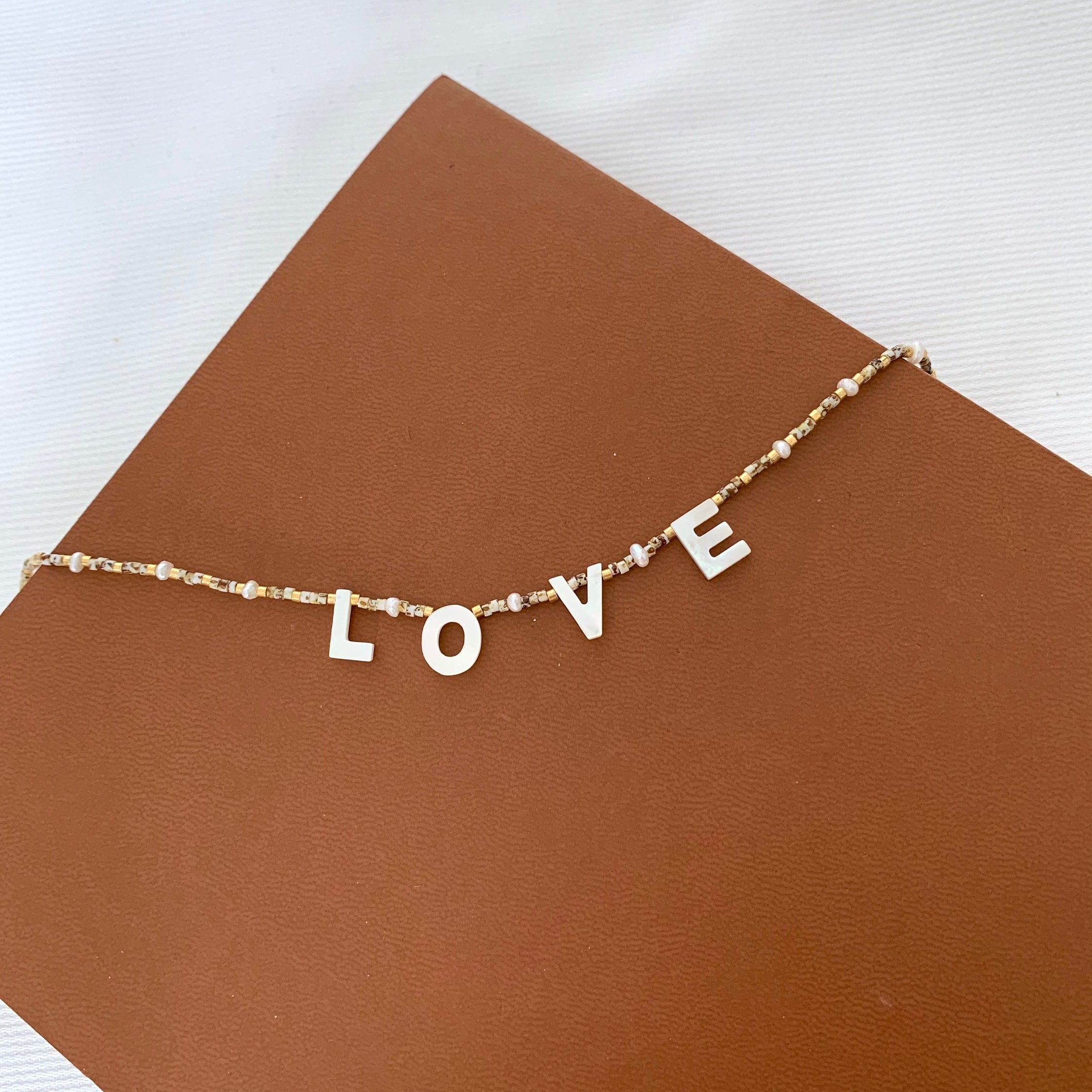Collier pierre naturelle LOVE nacre / Collier femme perles pendentif rond acier inoxydable