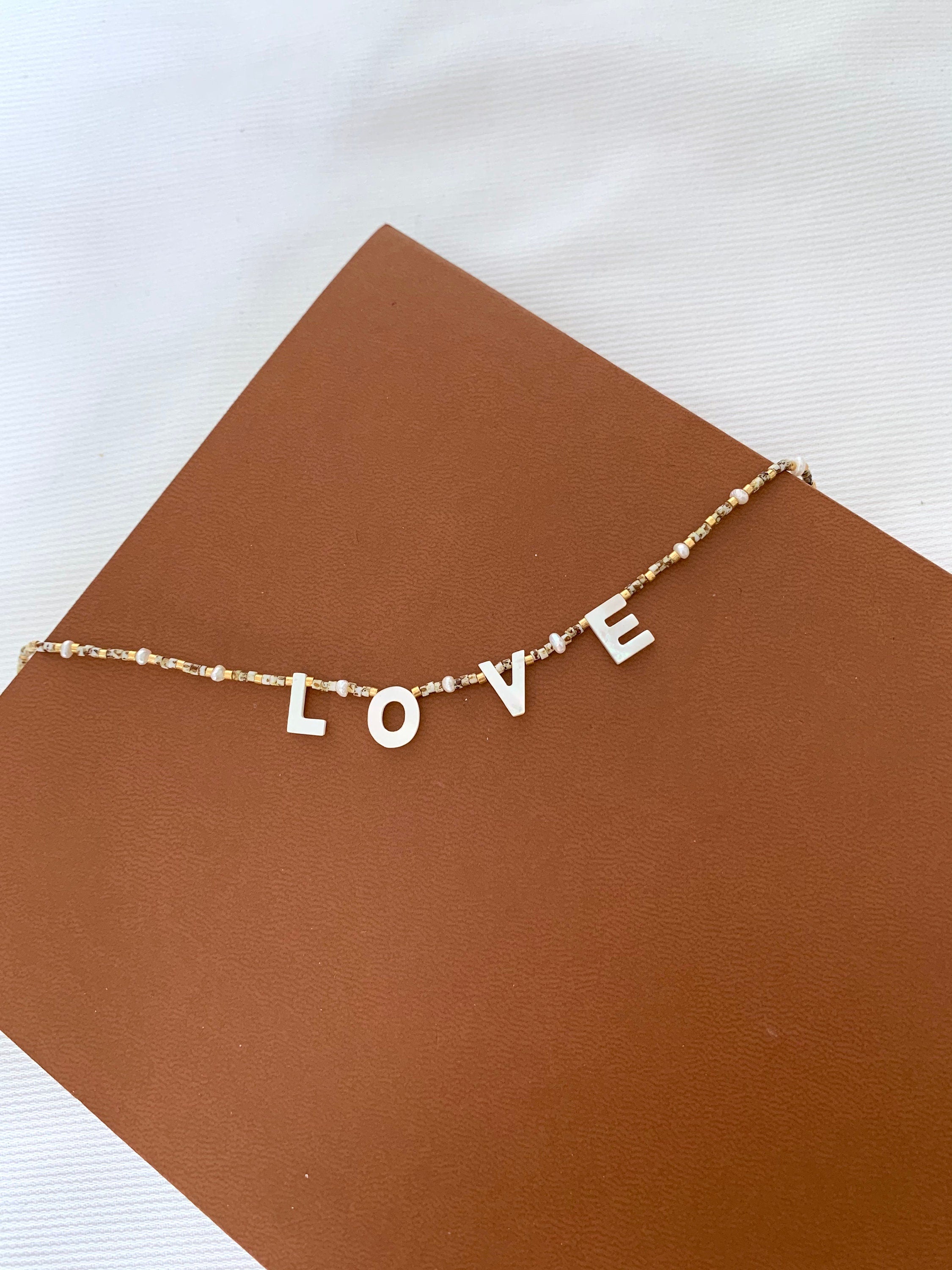 Collier pierre naturelle LOVE nacre / Collier femme perles pendentif rond acier inoxydable