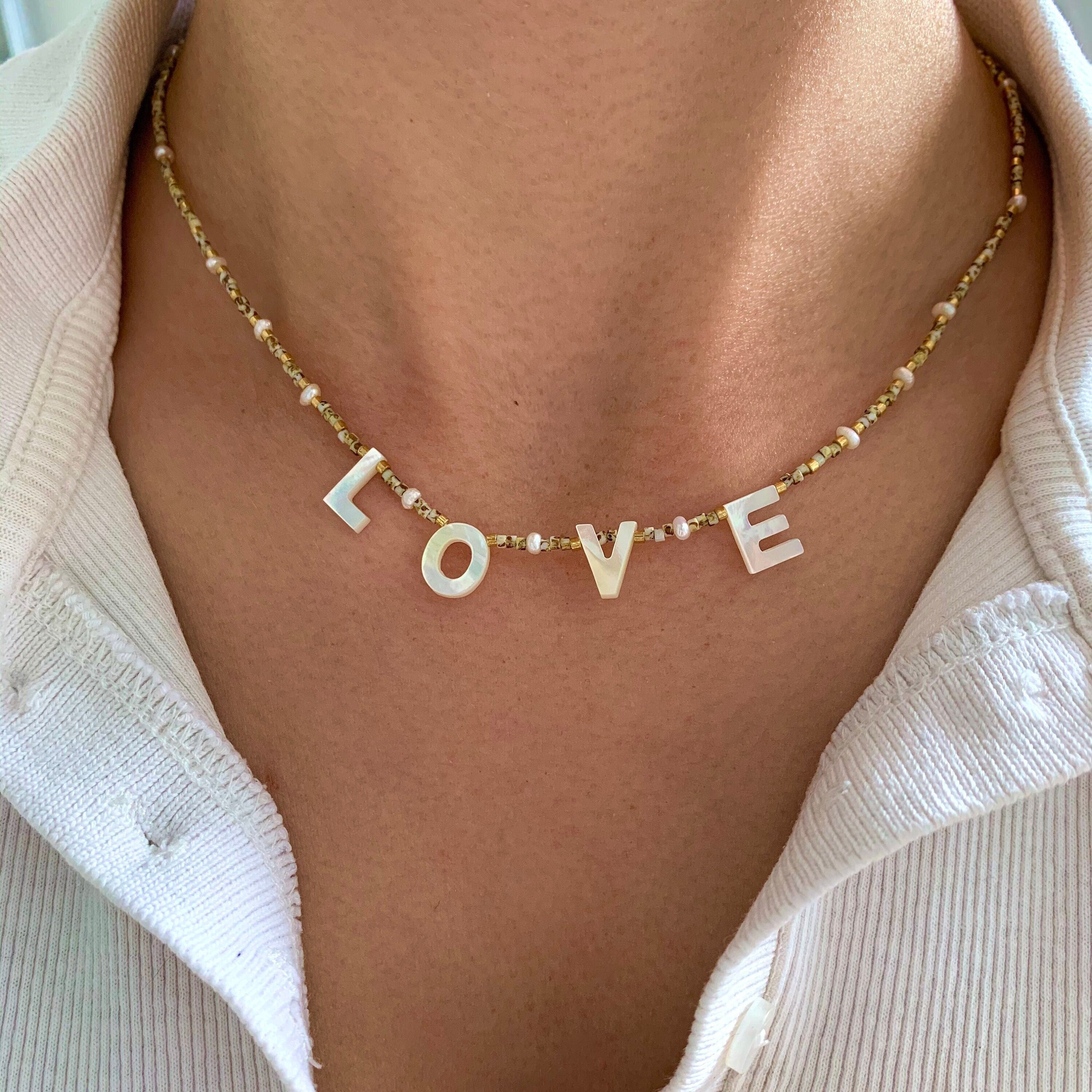 Collier pierre naturelle LOVE nacre / Collier femme perles pendentif rond acier inoxydable