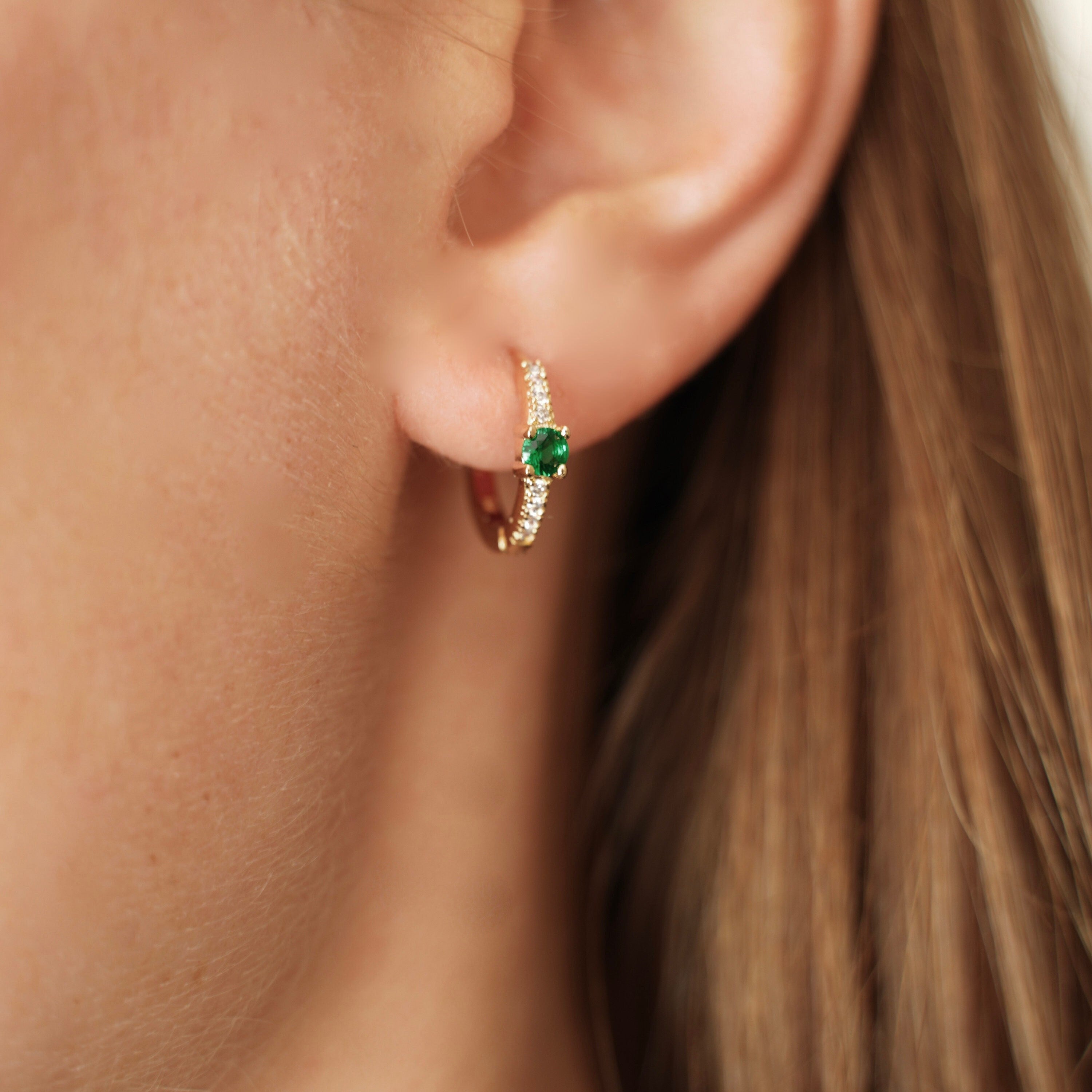 Boucles d'oreilles plaqué or petites créoles anneaux serti pierre vert émeraude et zircons brilliants