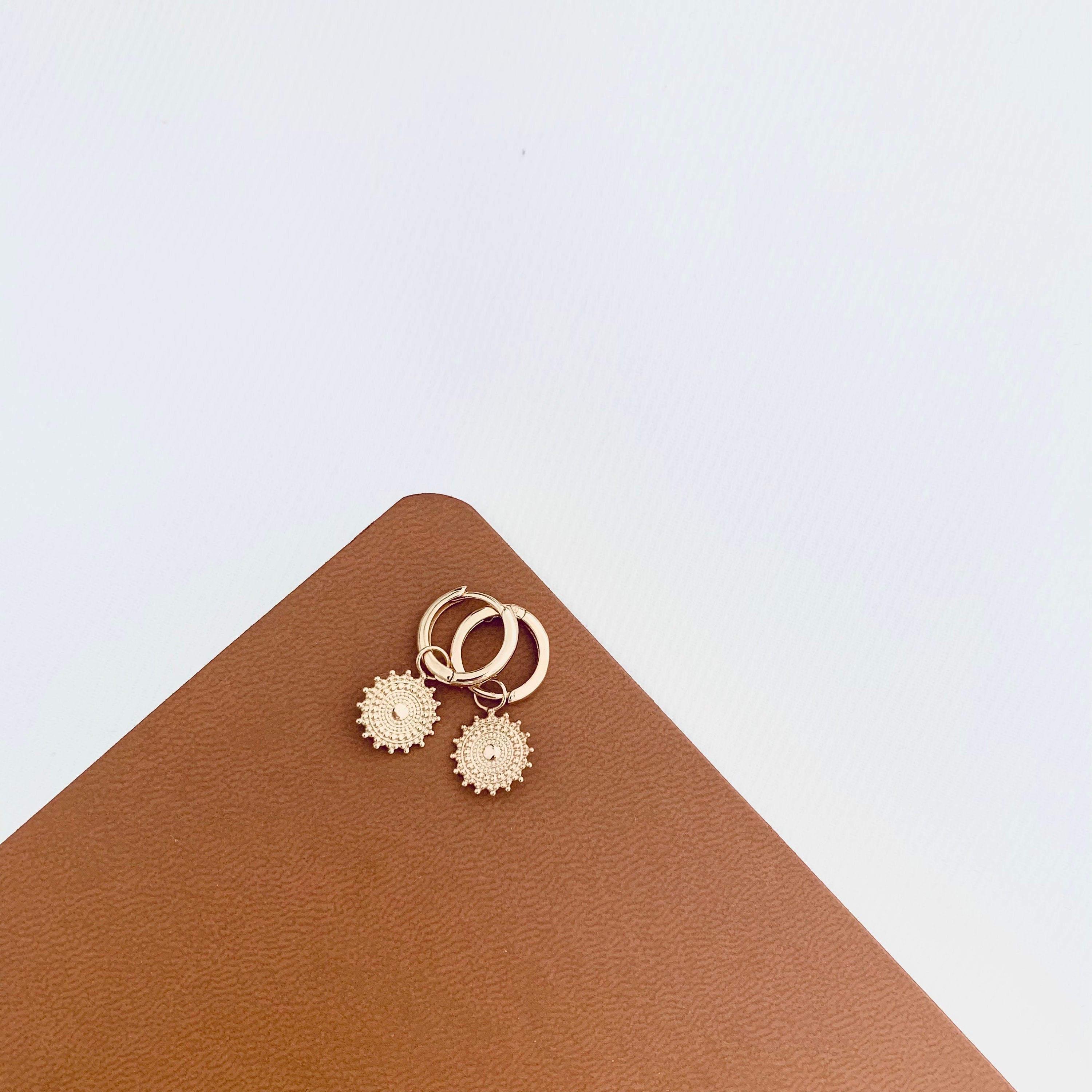 Boucles d'oreilles plaqué or pendentif rond soleil / Boucles d'oreilles pendantes / Dormeuses