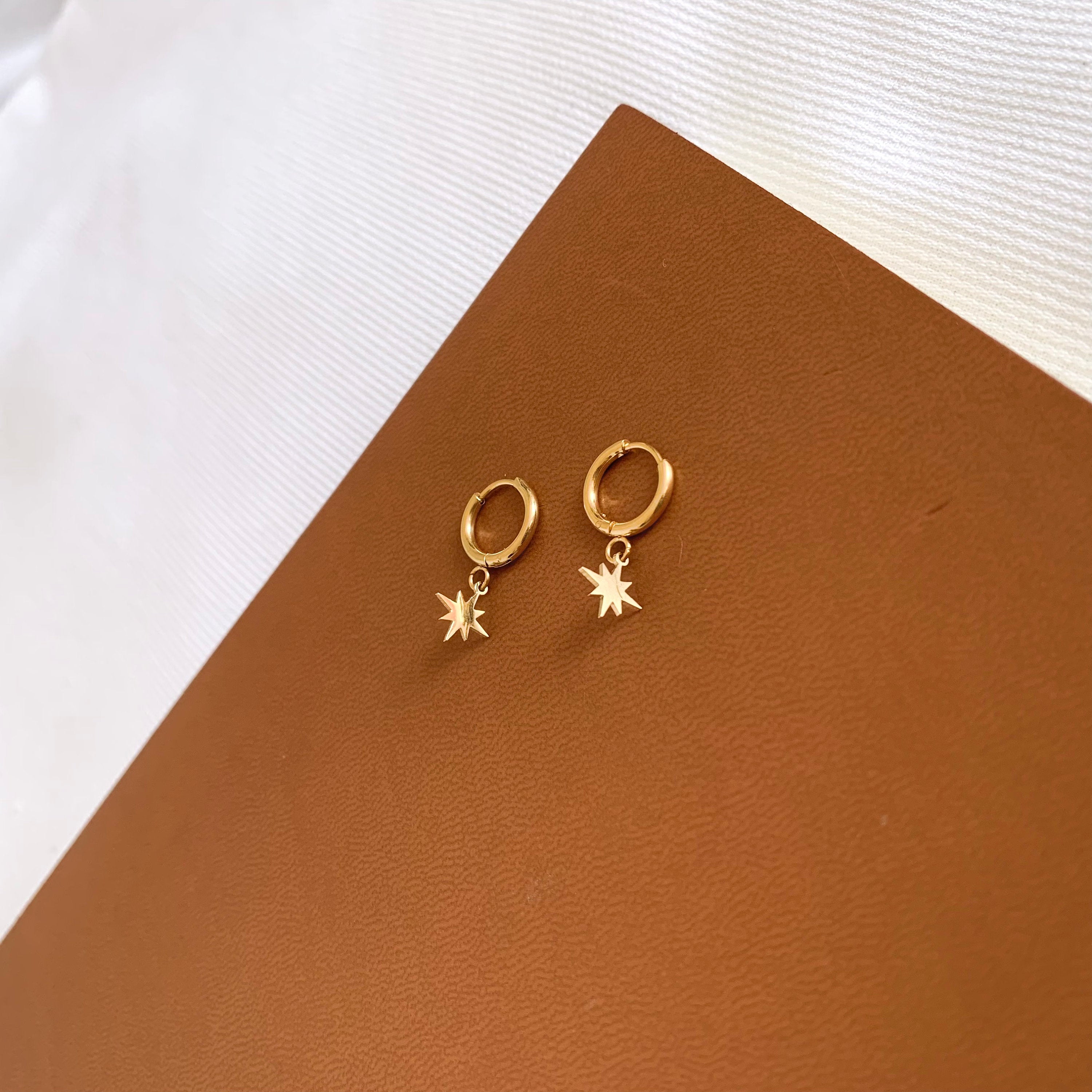 Petites créoles acier inoxydable pendentif étoile doré / Boucles d'oreilles dormeuses mini créoles étoiles