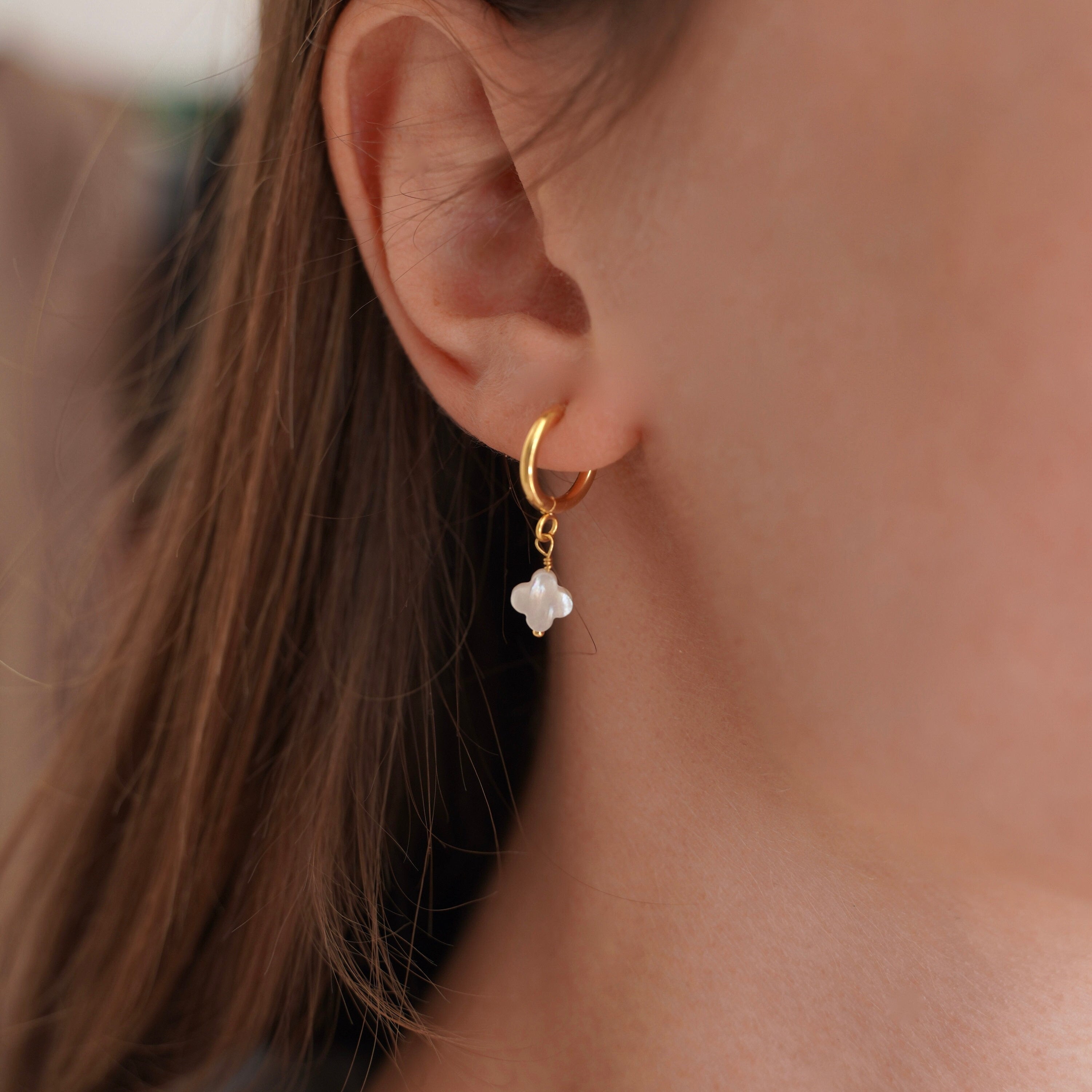 Petites créoles acier inoxydable pendentif trèfle nacre blanche / Boucles d'oreilles dormeuses mini créoles