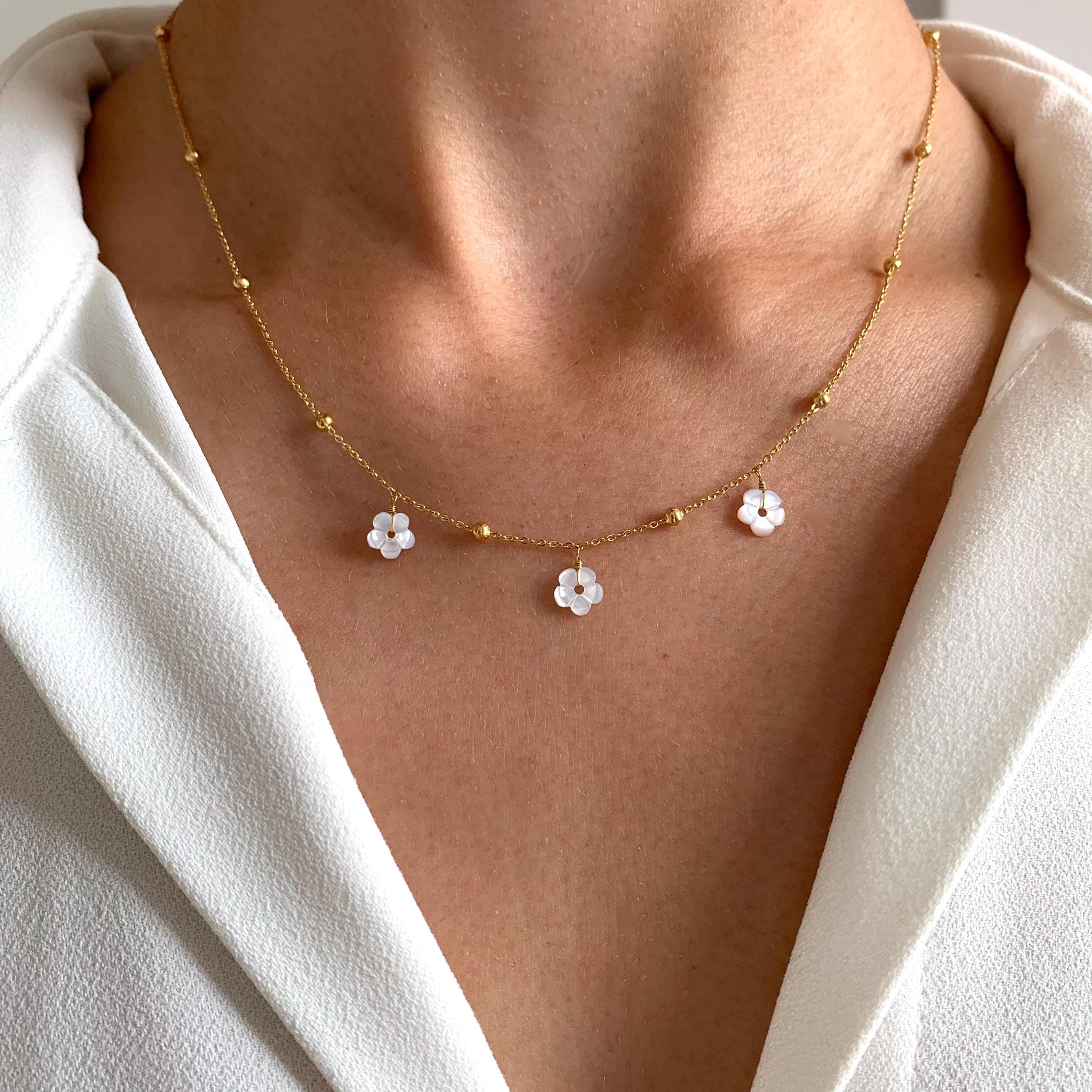 Collier acier inoxydable pendentif fleurs en nacre blanche / Collier femme fin chaine