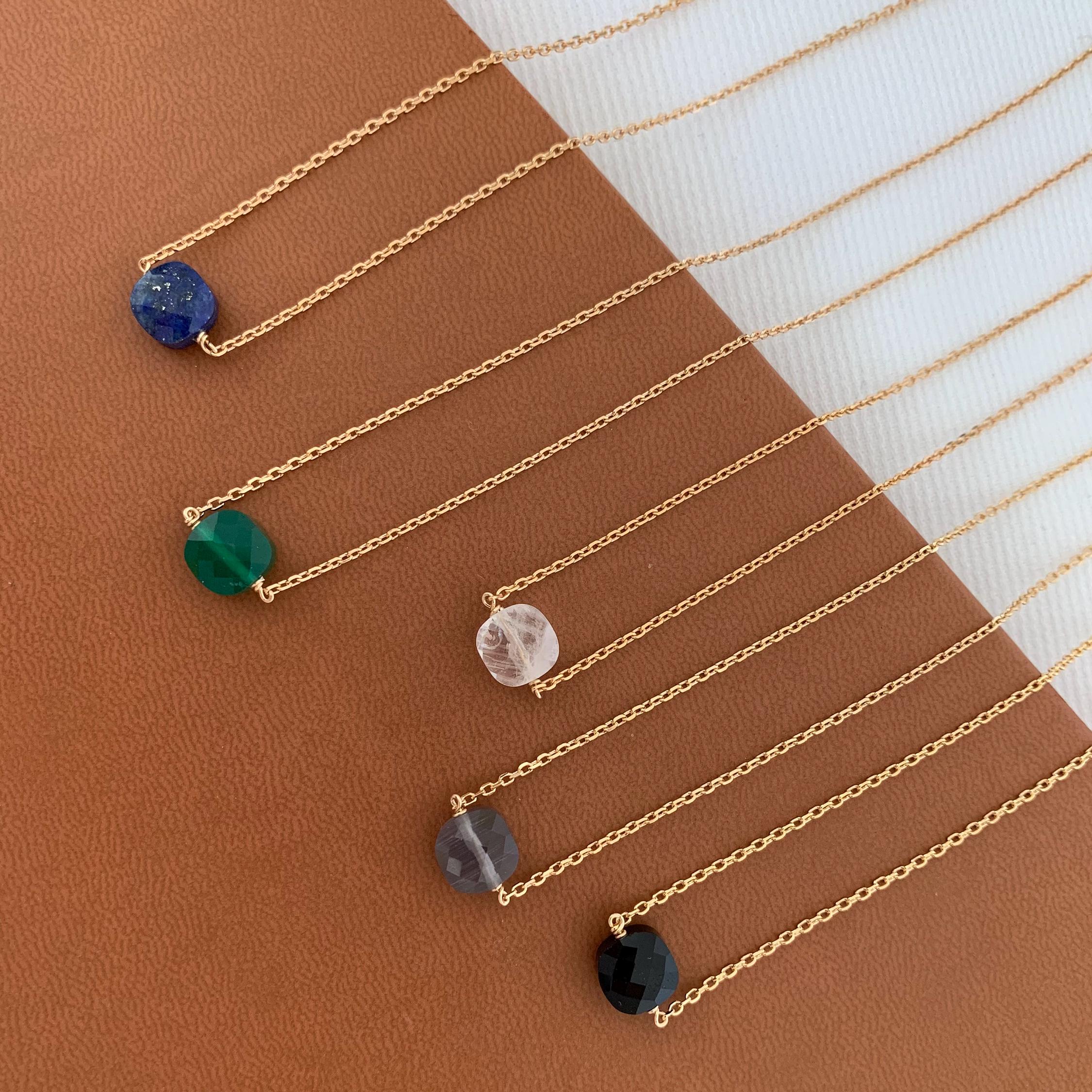 Collier plaqué or fin pendentif pierre naturelle Cristal gris mauve / Collier femme minimaliste chaine fine / Cadeau femme