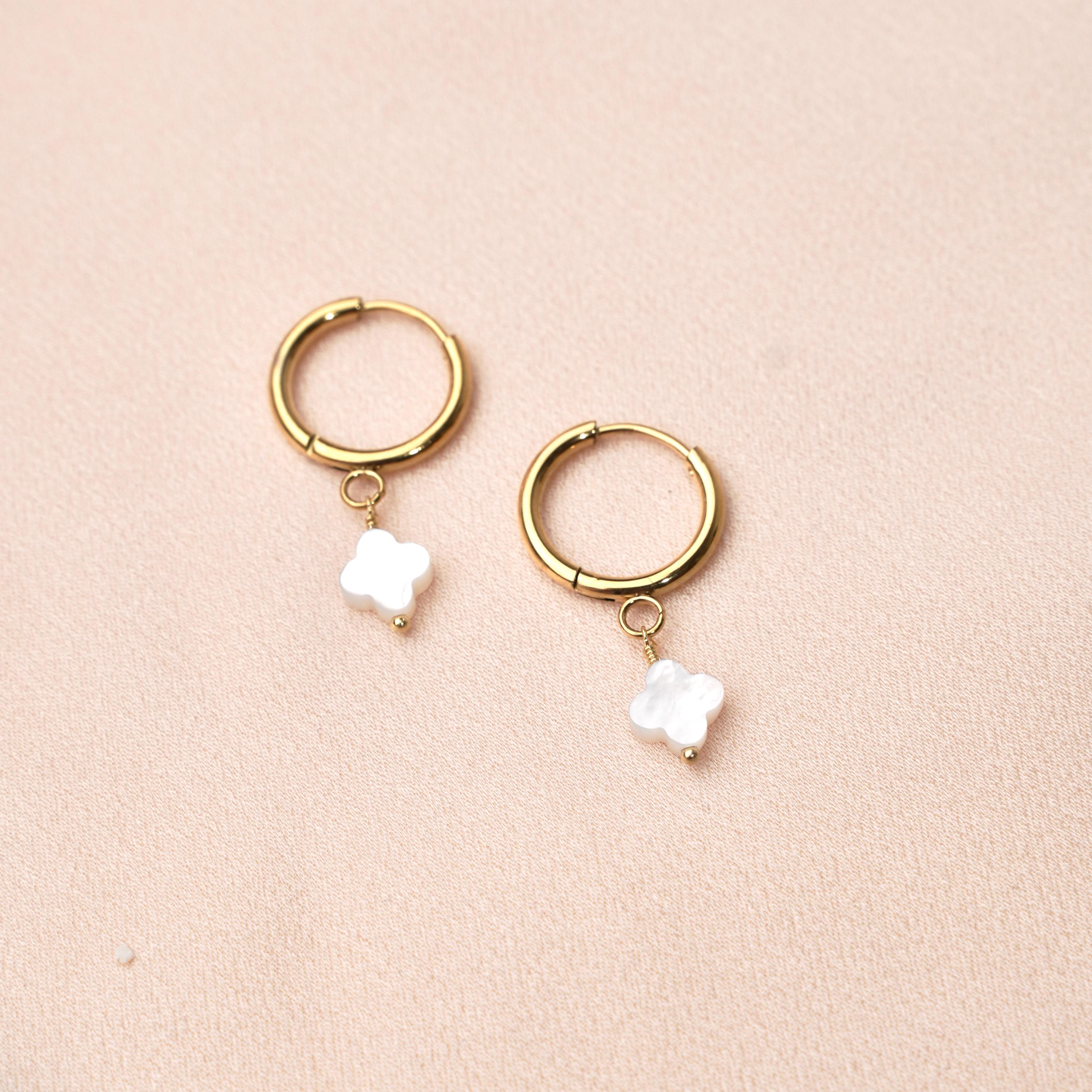 Petites créoles acier inoxydable pendentif trèfle nacre blanche / Boucles d'oreilles dormeuses mini créoles