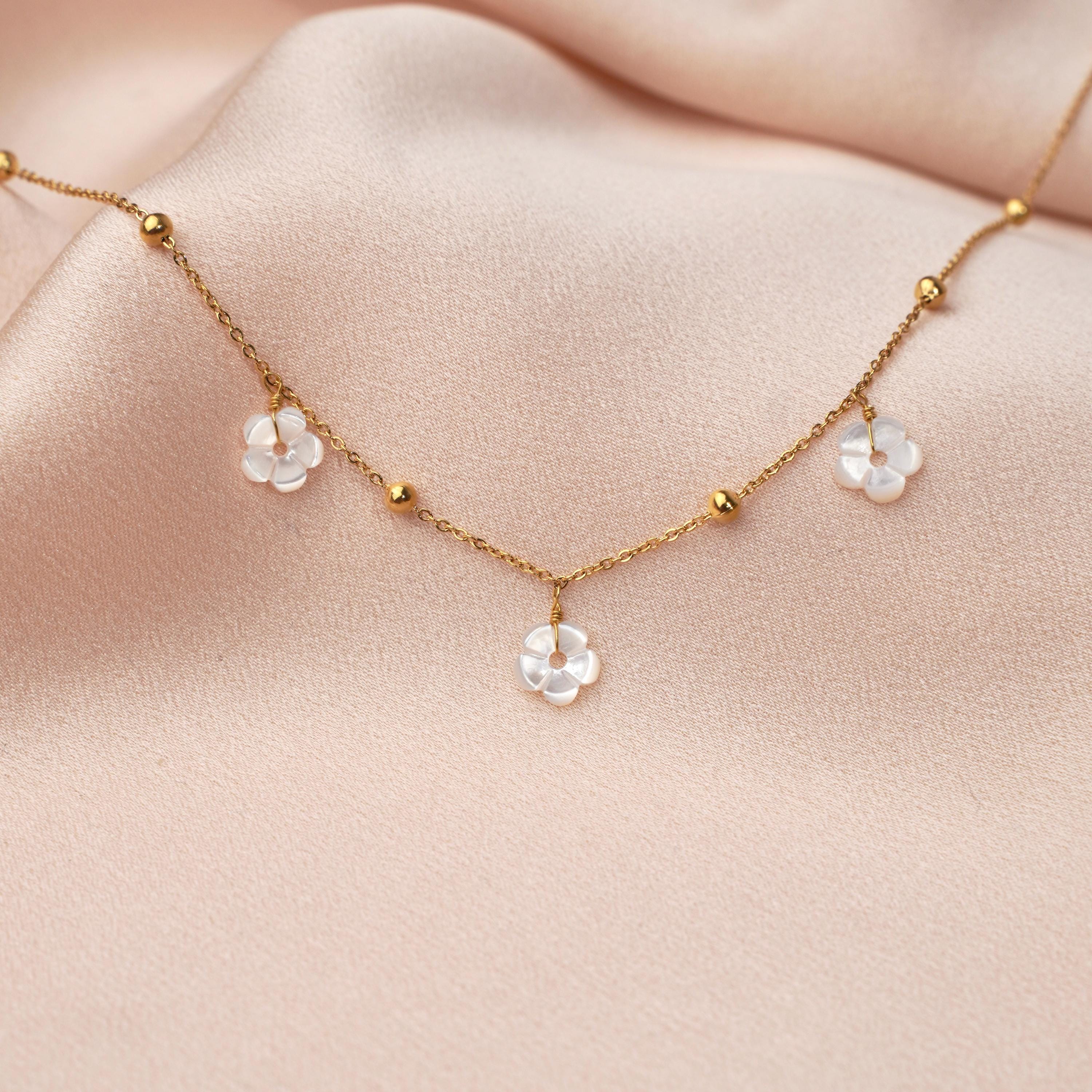 Collier acier inoxydable pendentif fleurs en nacre blanche / Collier femme fin chaine