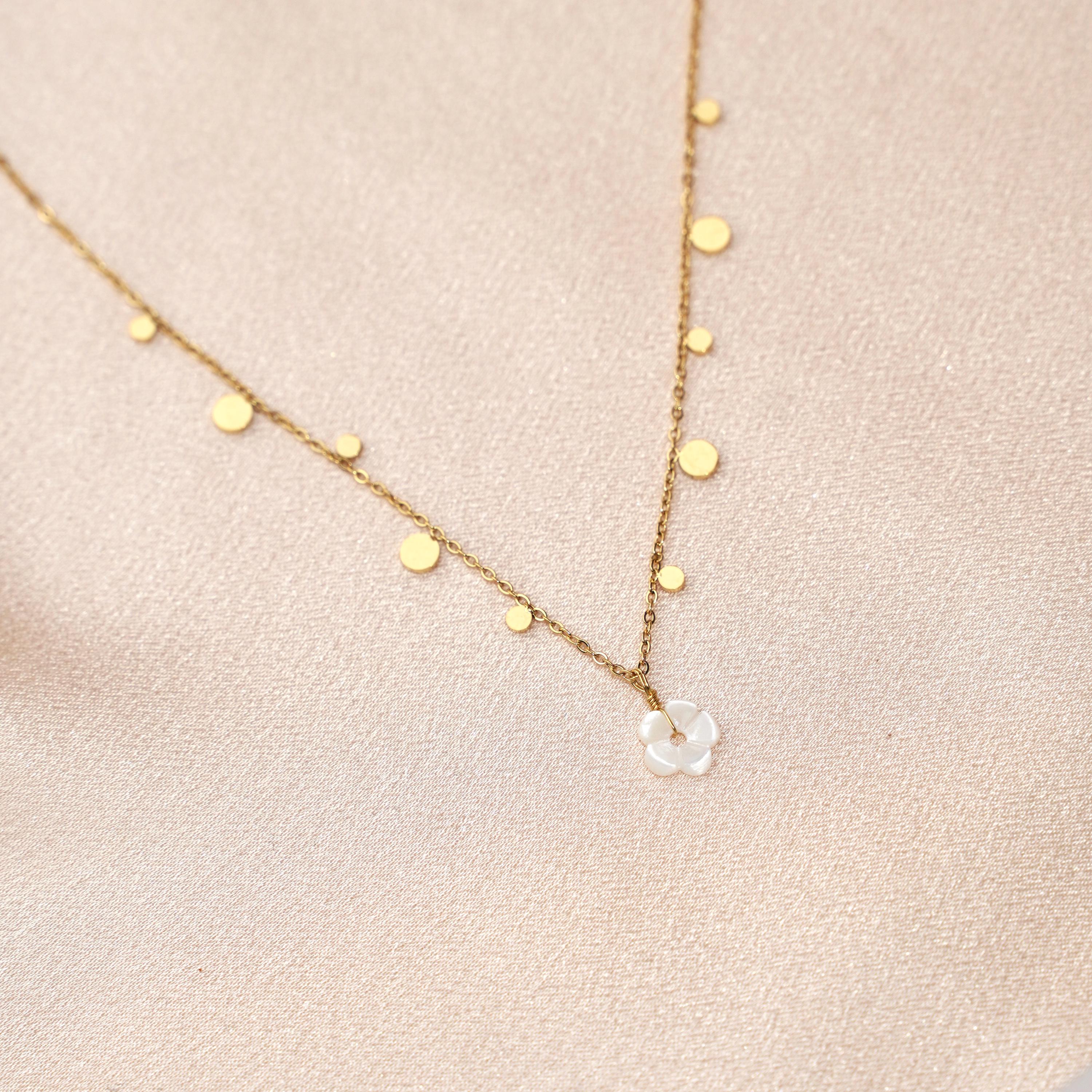 Collier acier inoxydable pendentif fleur en nacre blanche / Collier femme fin chaine