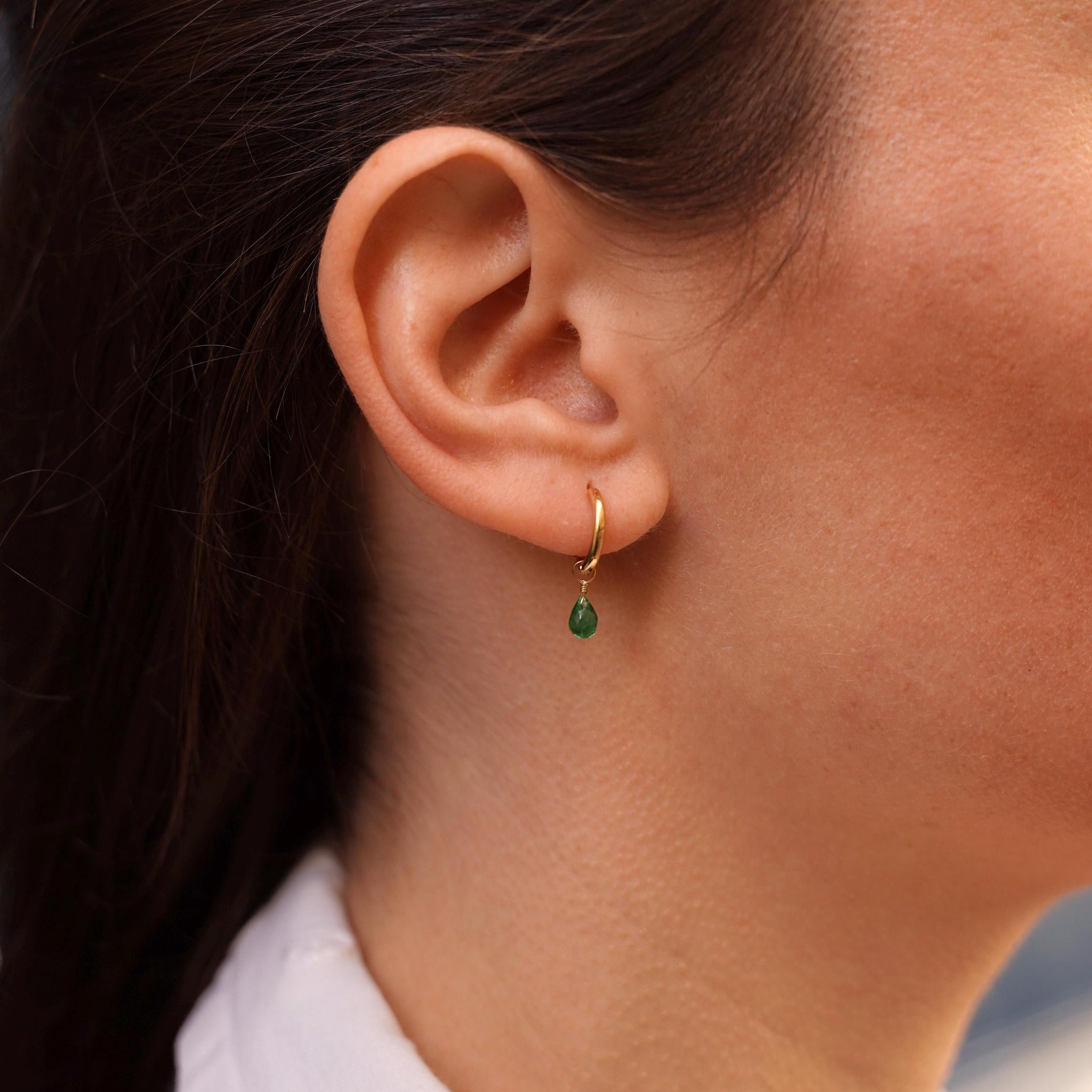 Boucles d'oreilles acier inoxydable mini créoles pendantes goutte cristal vert / Dormeuses pierre verte