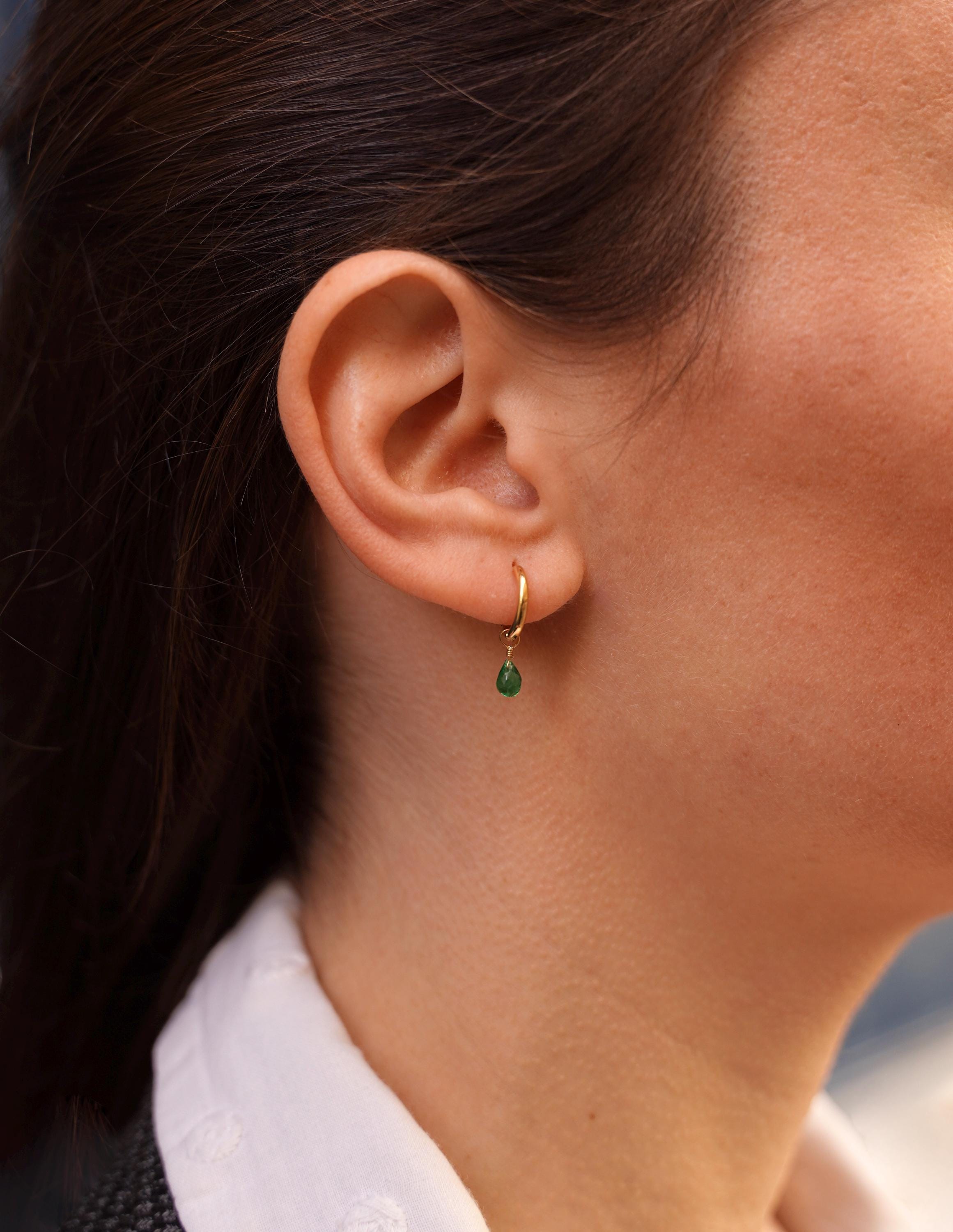 Boucles d'oreilles acier inoxydable mini créoles pendantes goutte cristal vert / Dormeuses pierre verte