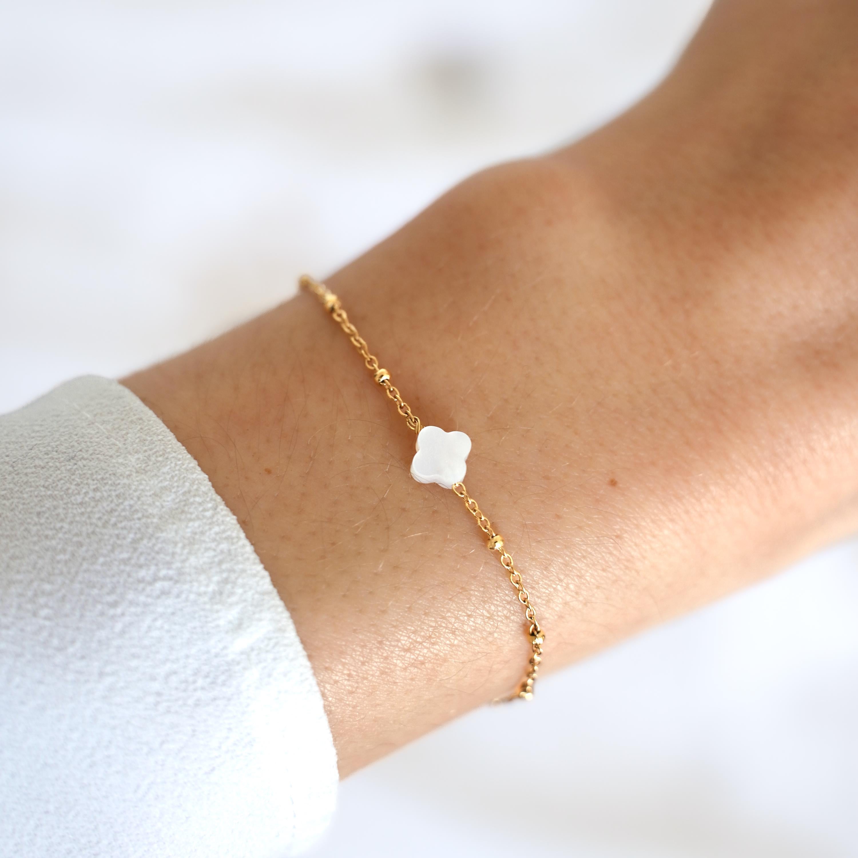 Bracelet trèfle en nacre blanche, avec une chaine fine en acier inoxydable