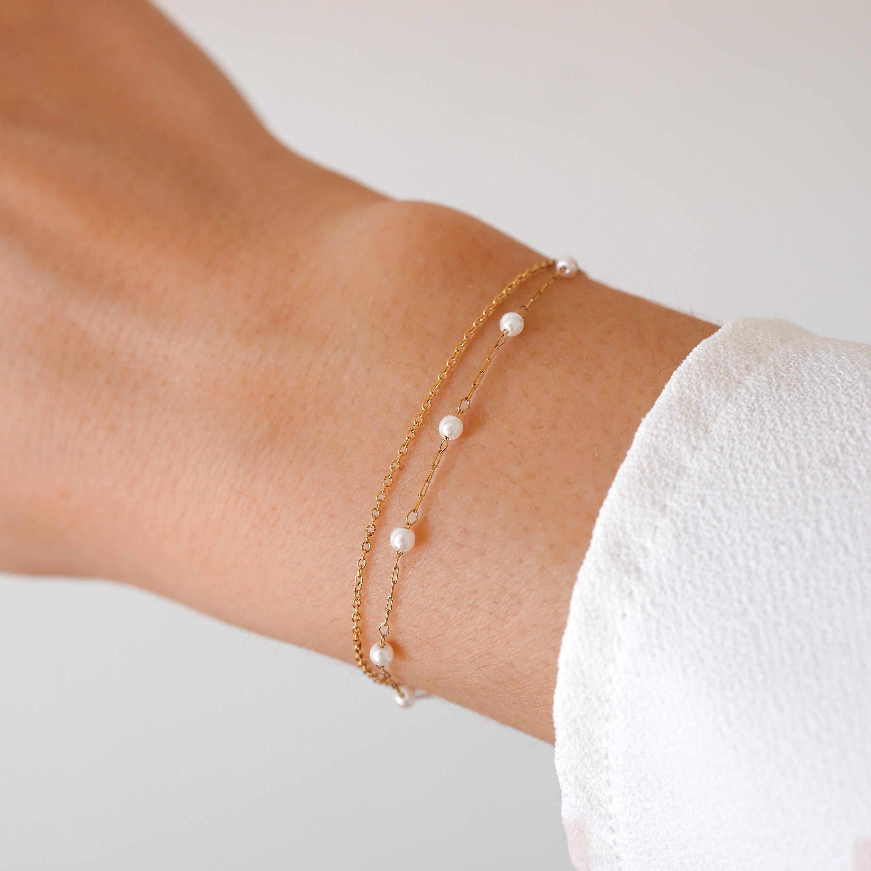 Bracelet double chaine fine en acier inoxydable avec des perles blanches
