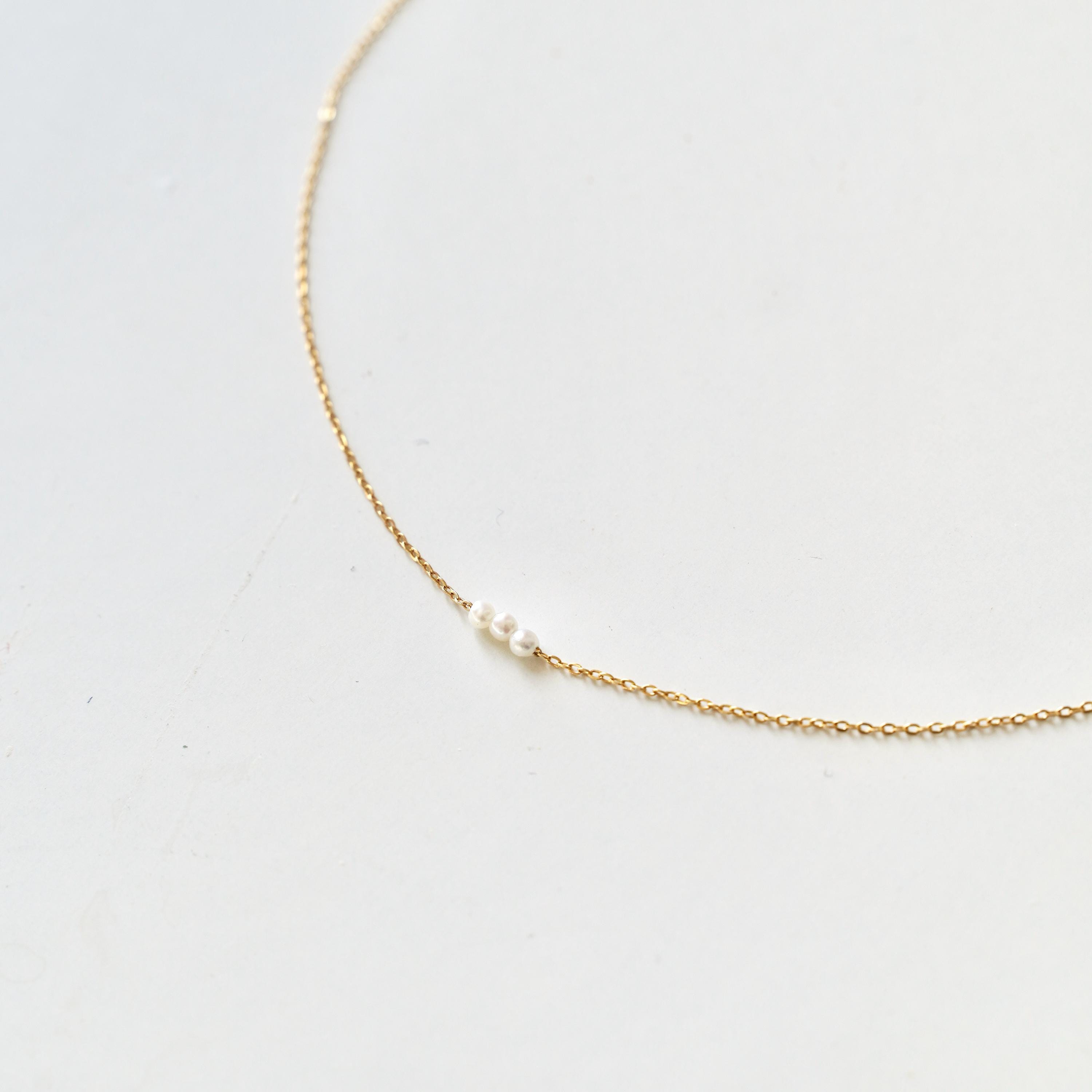 Collier ras de cou en acier inoxydable avec trois perles blanches / chocker