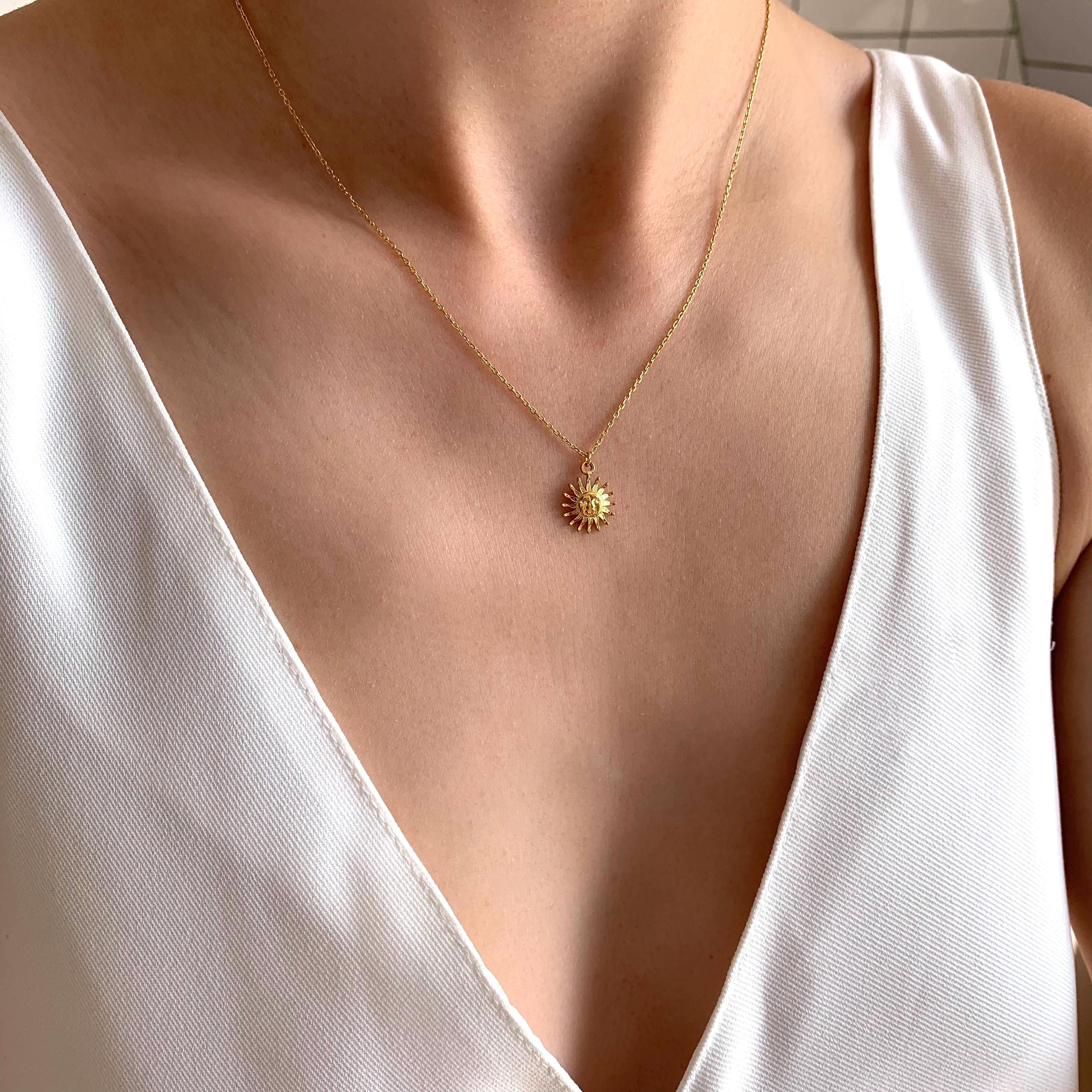 Collier pendentif soleil / Collier femme minimaliste chaine fine acier inoxydable / Cadeau femme