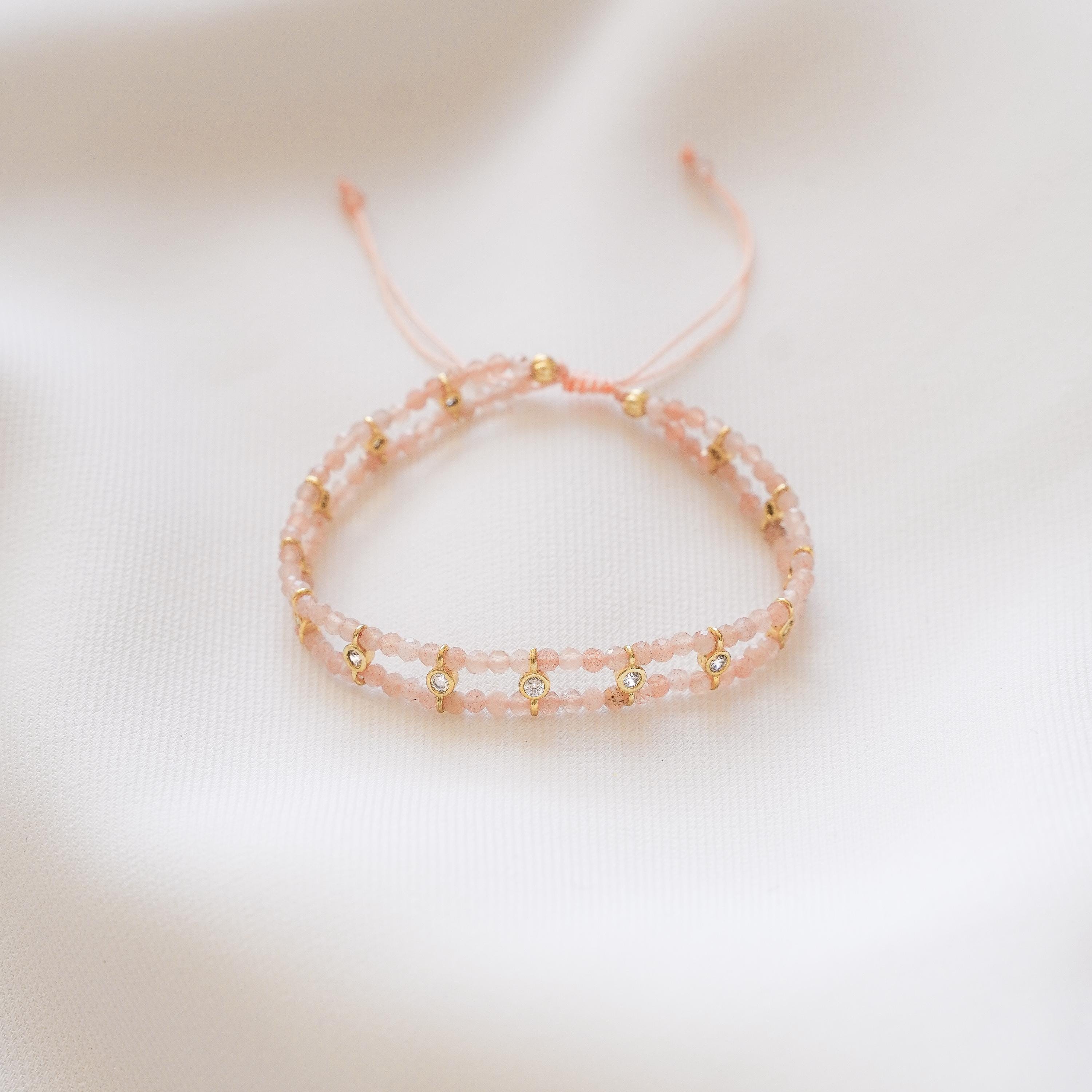 Bracelet pierre de soleil perles rose pale et oxyde de zirconium / bracelet coulissant en perles rose clair