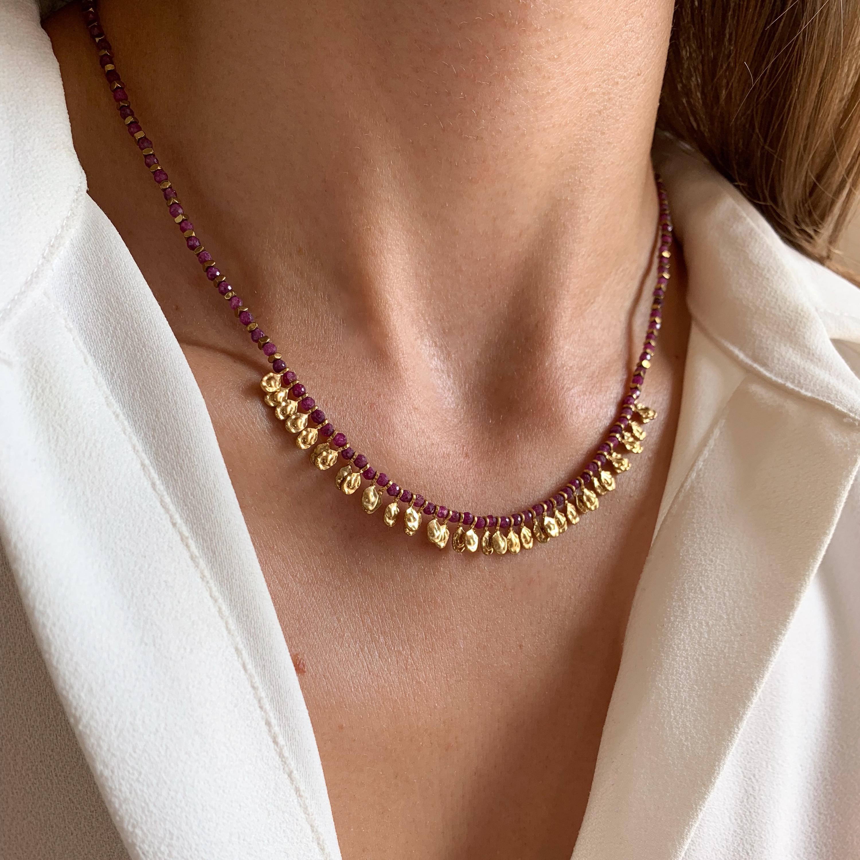 Collier perles rubis pierre naturelle pendentifs dorés / Collier femme perles rose fuchsia