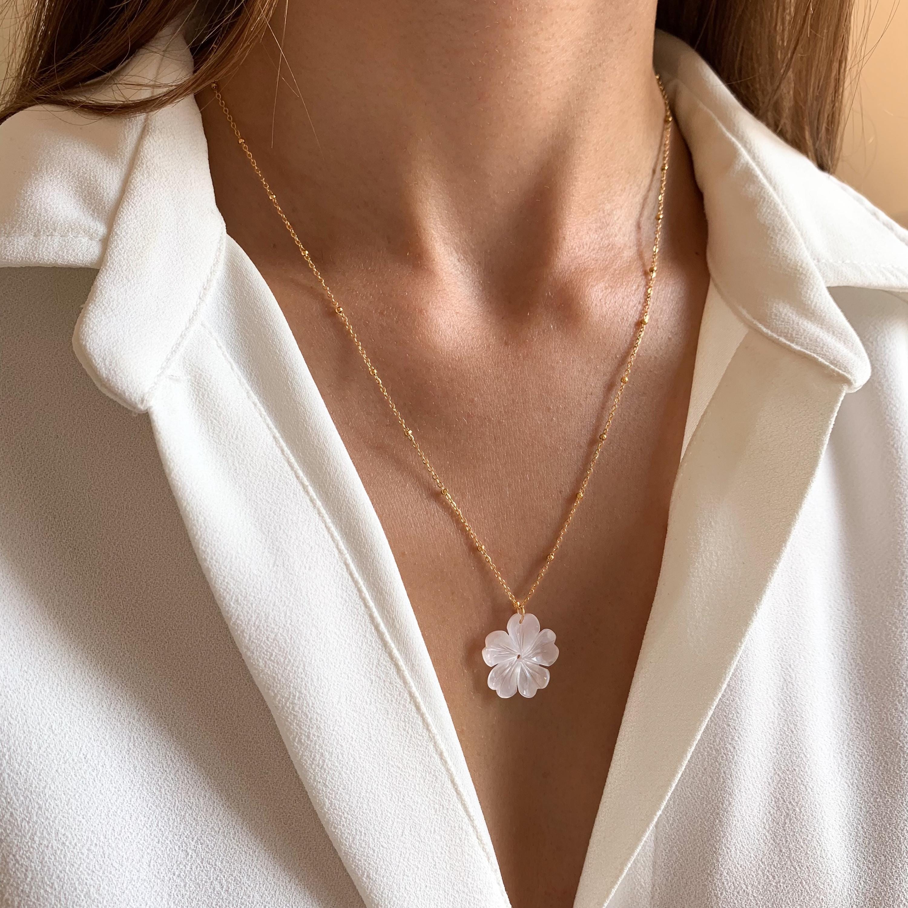 Collier long acier inoxydable pendentif fleur en nacre blanche / Collier femme fin chaine