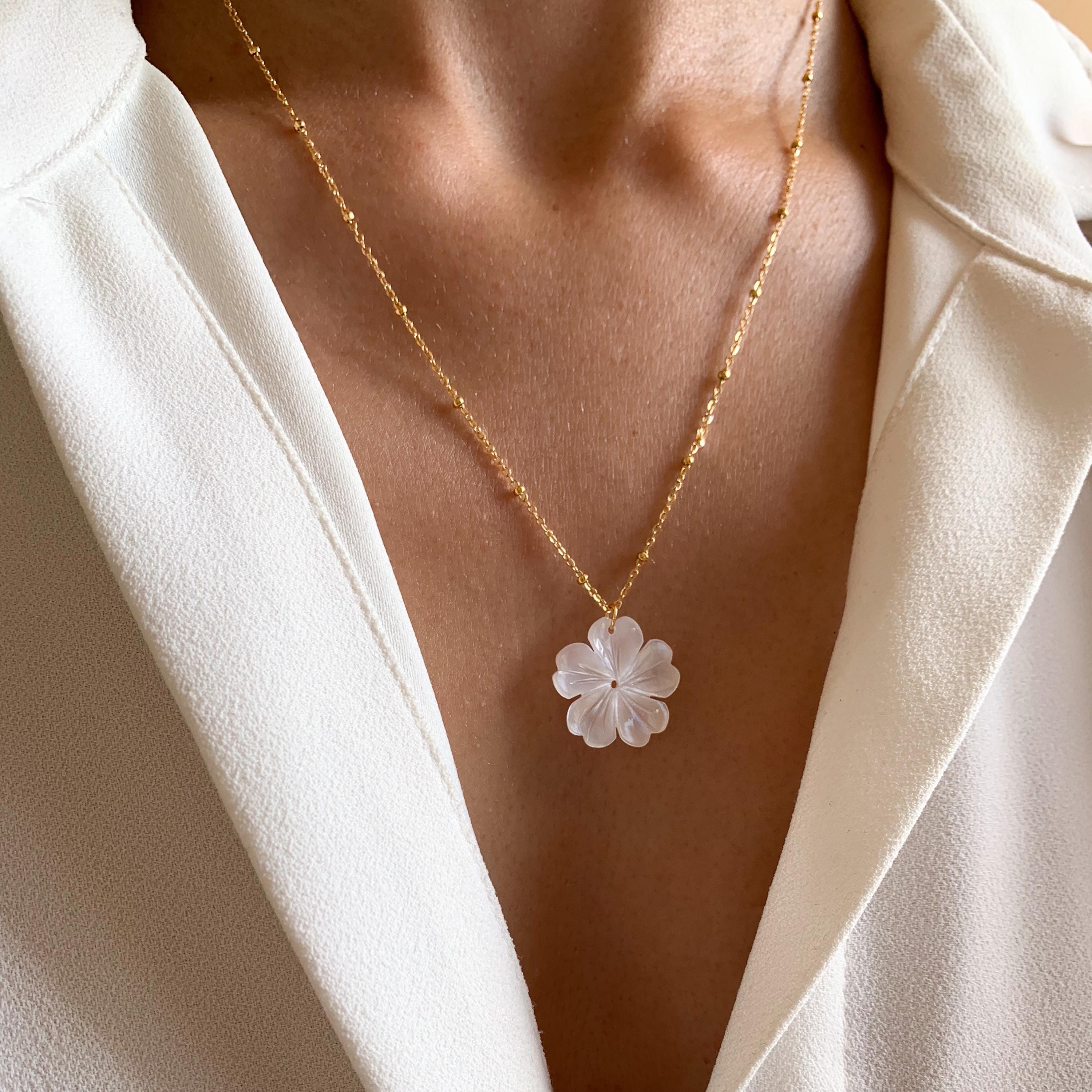 Collier long acier inoxydable pendentif fleur en nacre blanche / Collier femme fin chaine