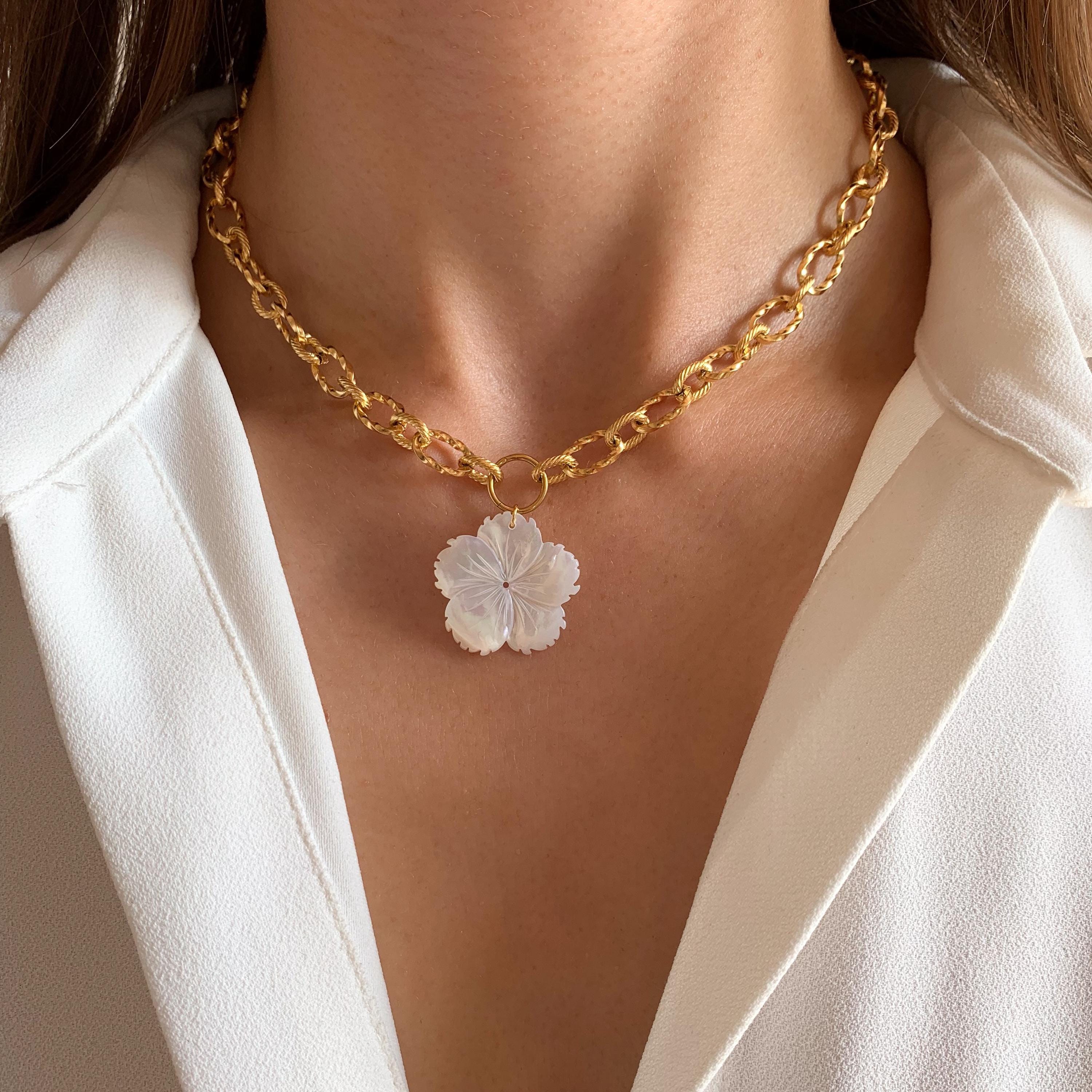 Collier pendentif fleur en nacre blanche chaine épaisse en acier inoxydable / Collier femme ras de cou pendentif fleur anneaux ovales
