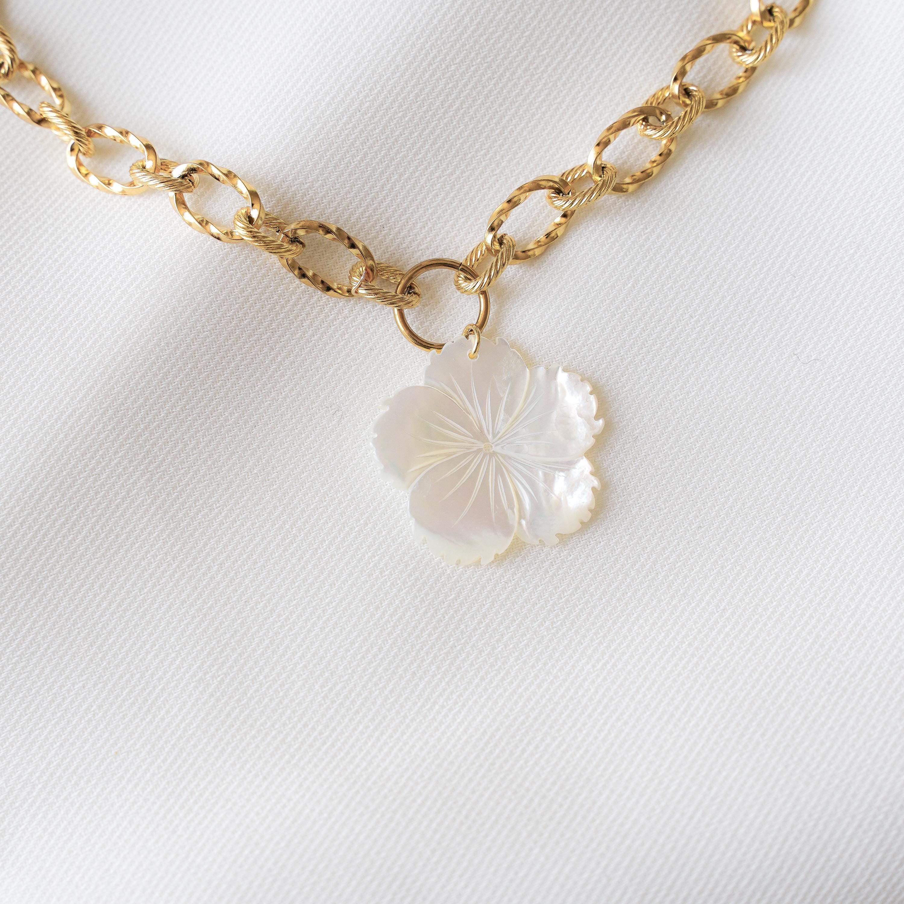 Collier pendentif fleur en nacre blanche chaine épaisse en acier inoxydable / Collier femme ras de cou pendentif fleur anneaux ovales
