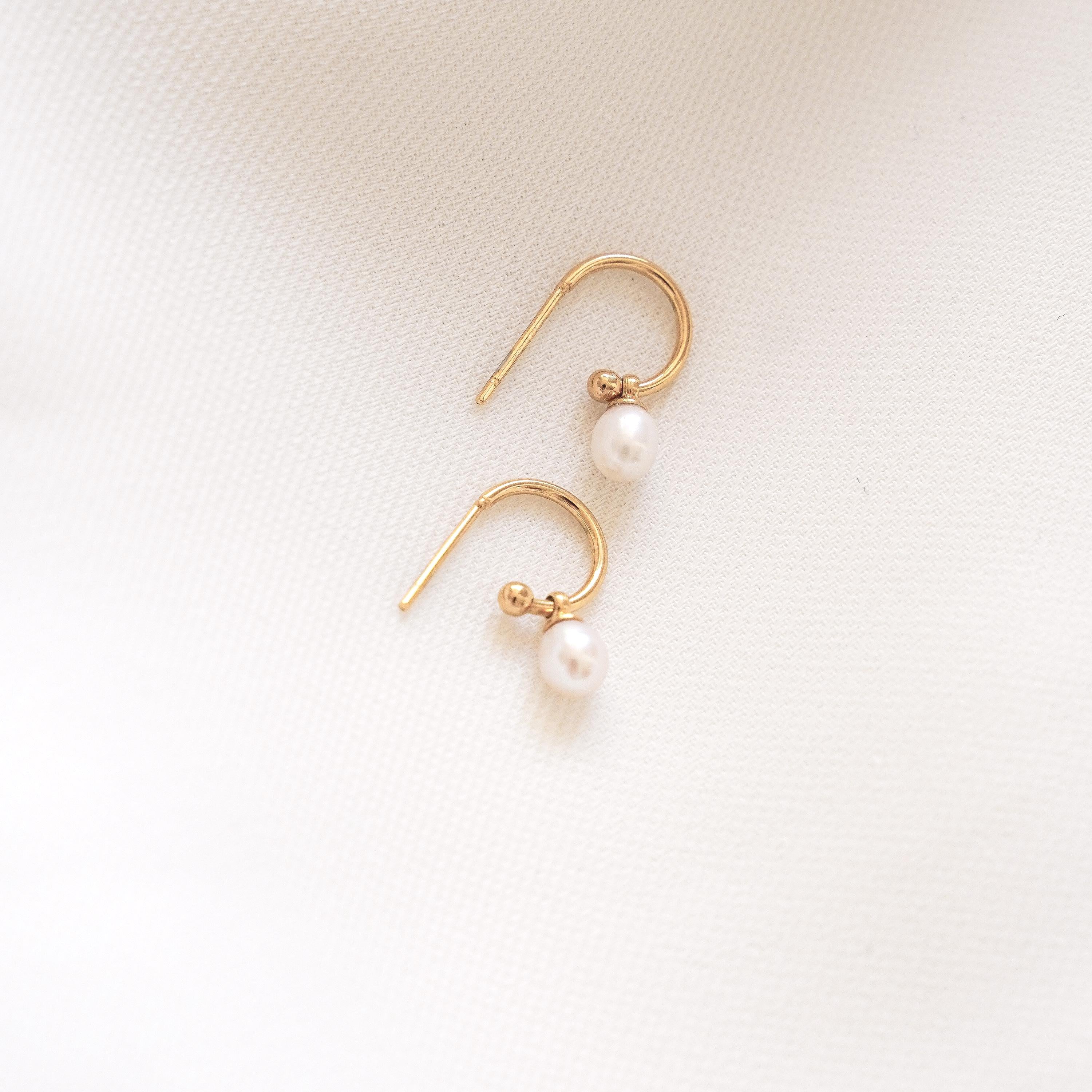 Boucles d'oreilles acier inoxydable mini créoles perle blanche nacrée / Boucles d'oreilles pendantes minimalistes