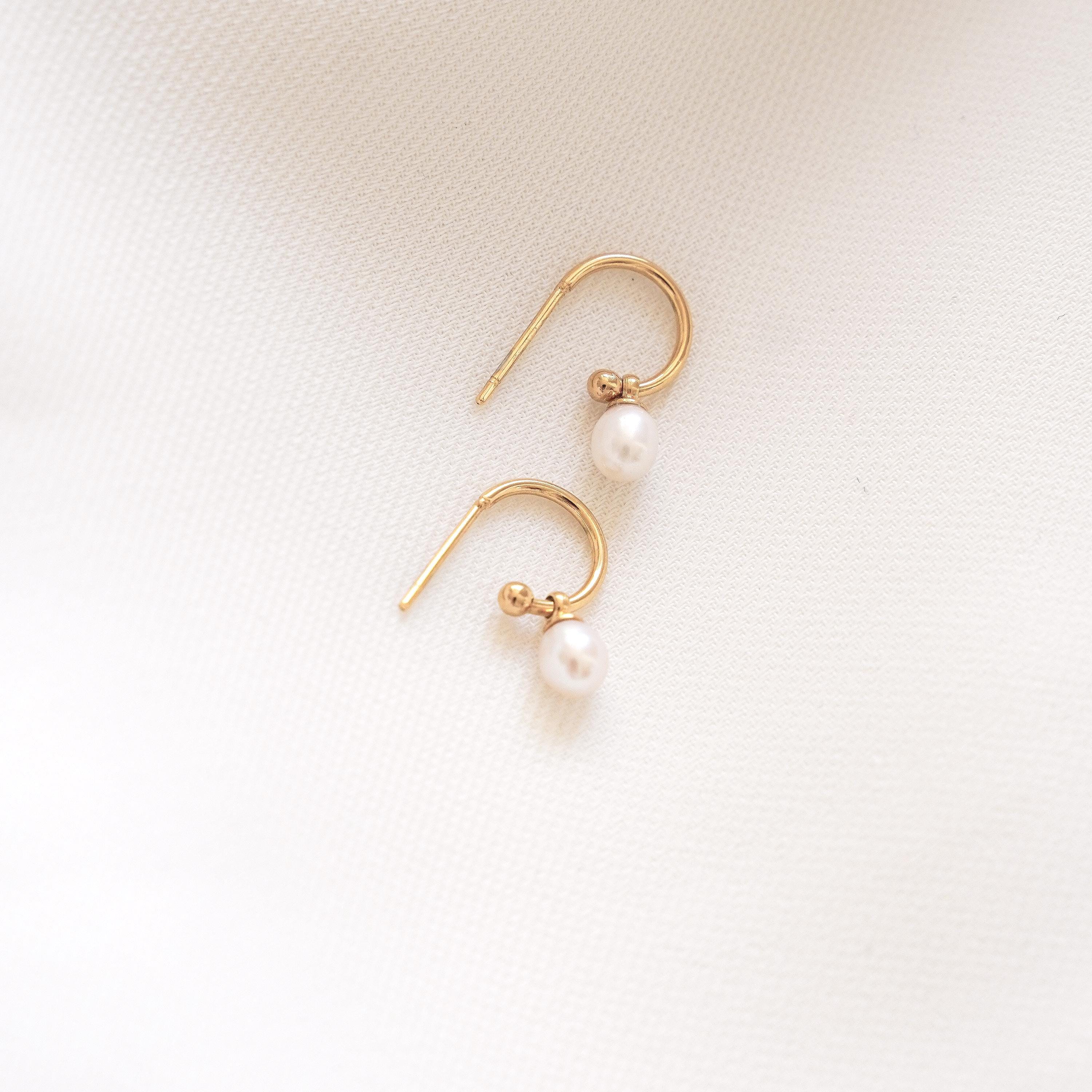 Boucles d'oreilles acier inoxydable mini créoles perle blanche nacrée / Boucles d'oreilles pendantes minimalistes