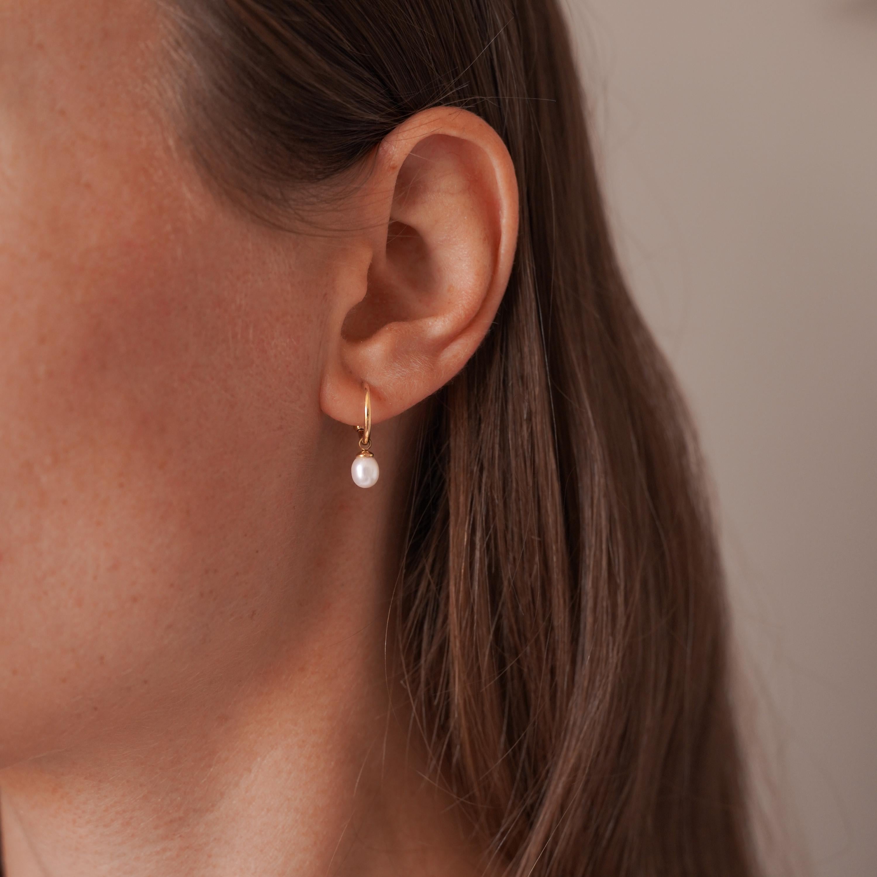 Boucles d'oreilles acier inoxydable mini créoles perle blanche nacrée / Boucles d'oreilles pendantes minimalistes