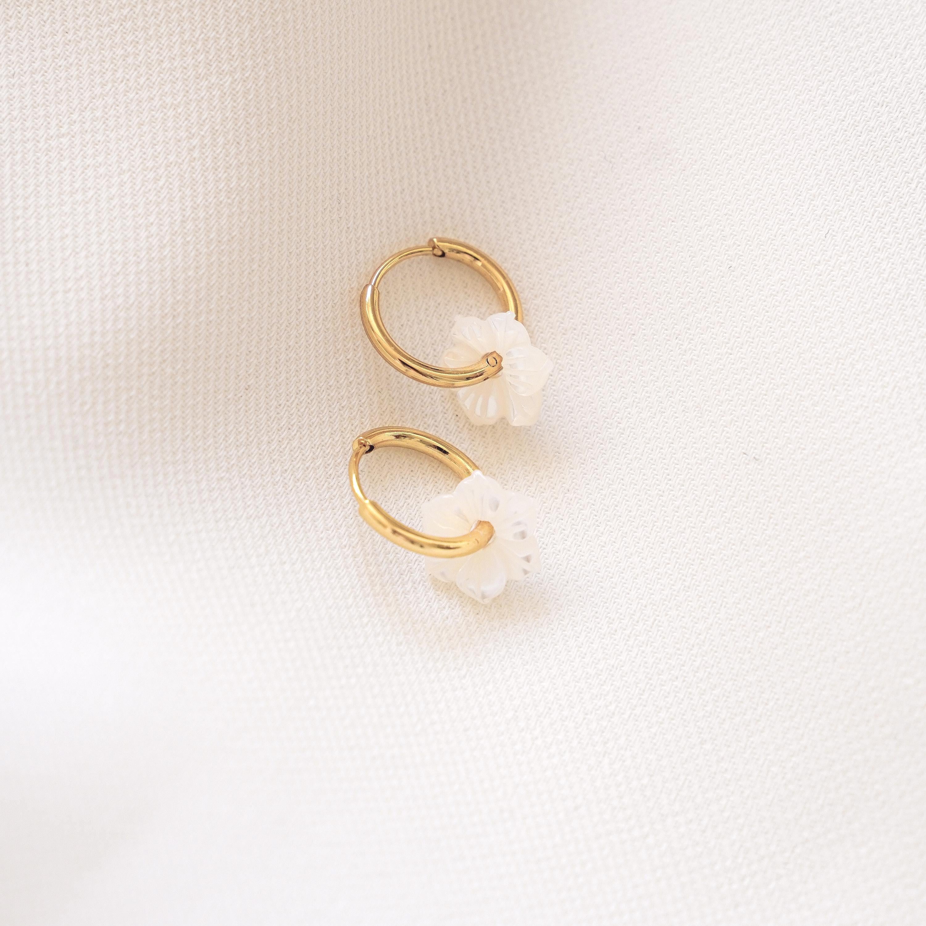 Boucles d'oreilles fleur en nacre anneau en acier inoxydable / Mini créoles fleur blanche minimalistes