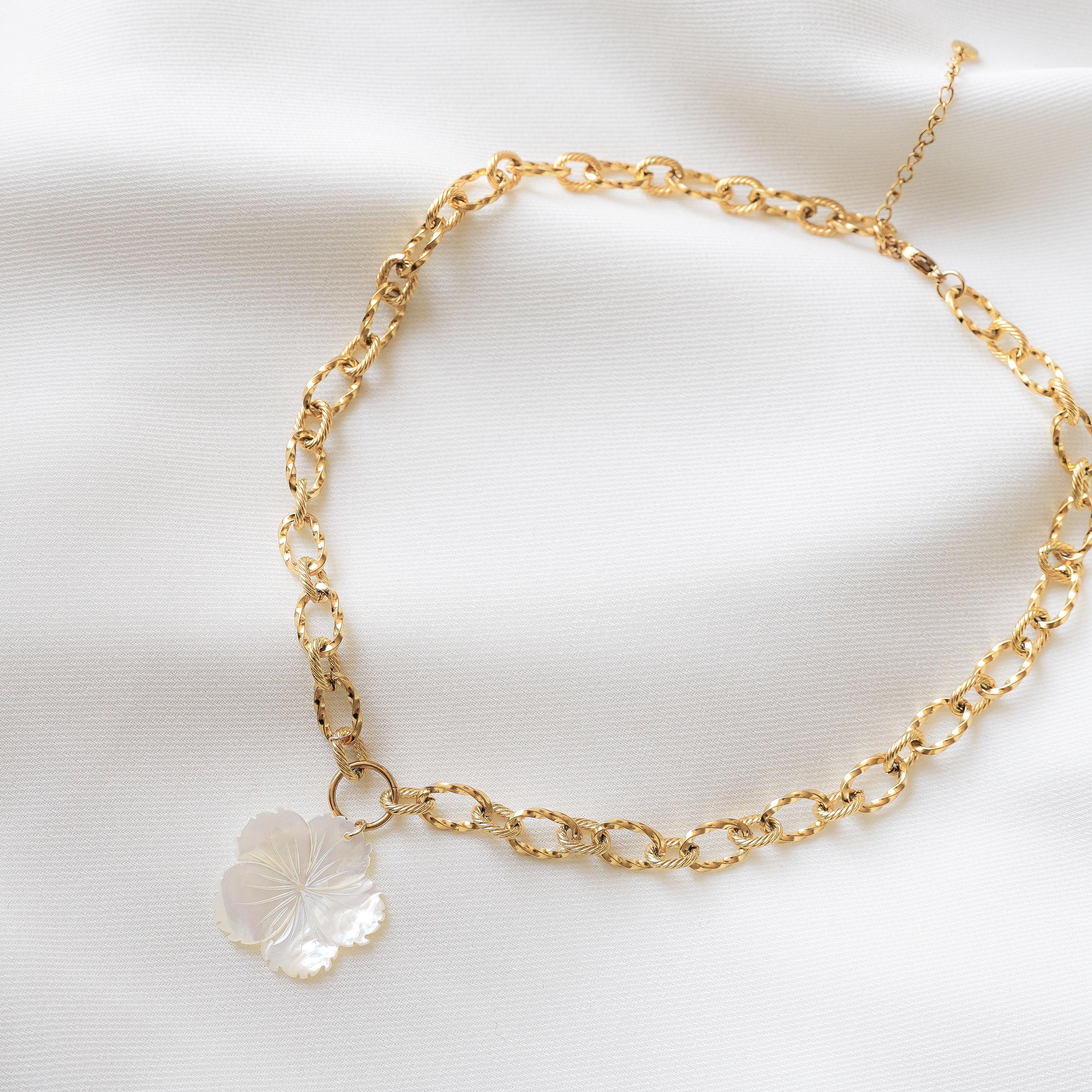 Collier pendentif fleur en nacre blanche chaine épaisse en acier inoxydable / Collier femme ras de cou pendentif fleur anneaux ovales