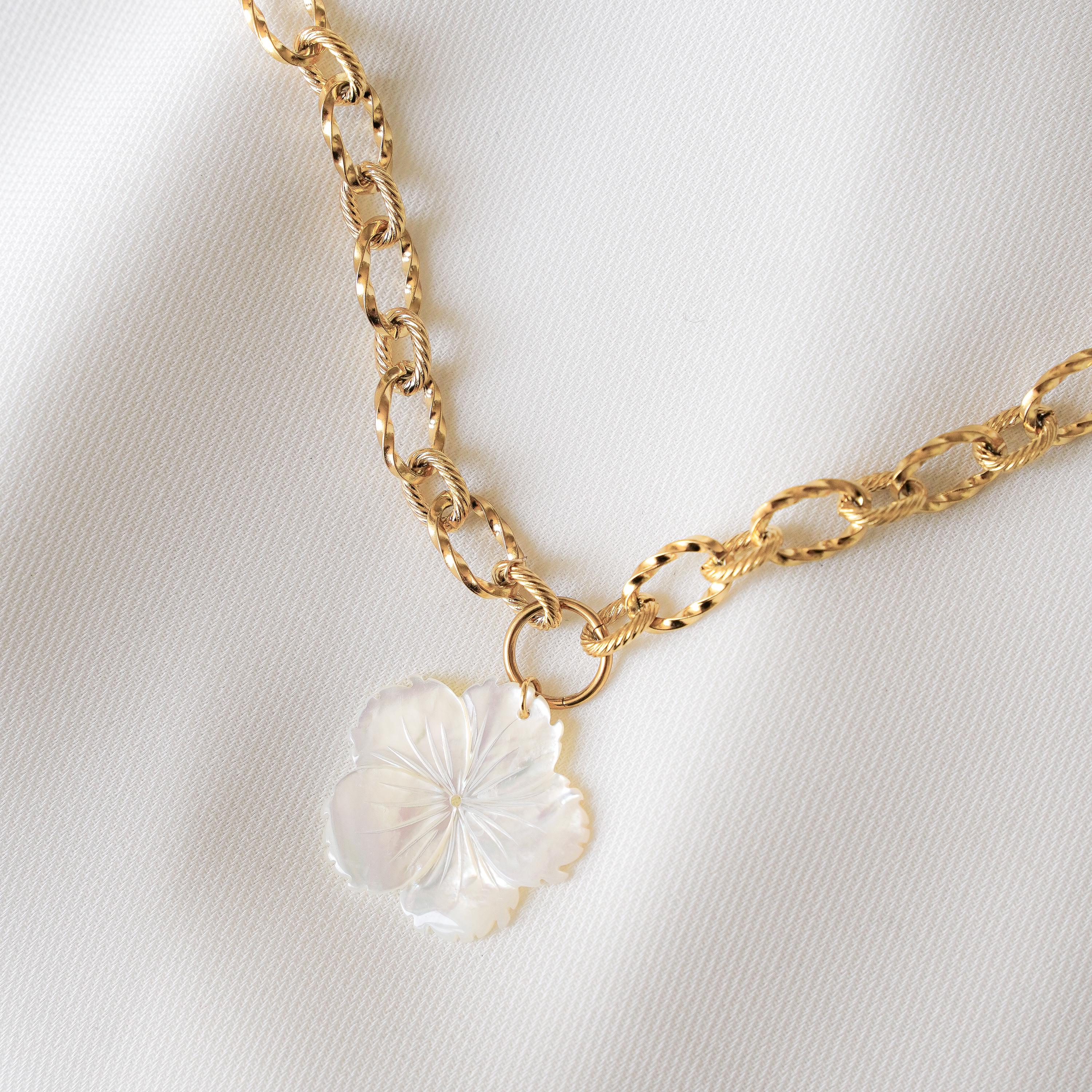 Collier pendentif fleur en nacre blanche chaine épaisse en acier inoxydable / Collier femme ras de cou pendentif fleur anneaux ovales
