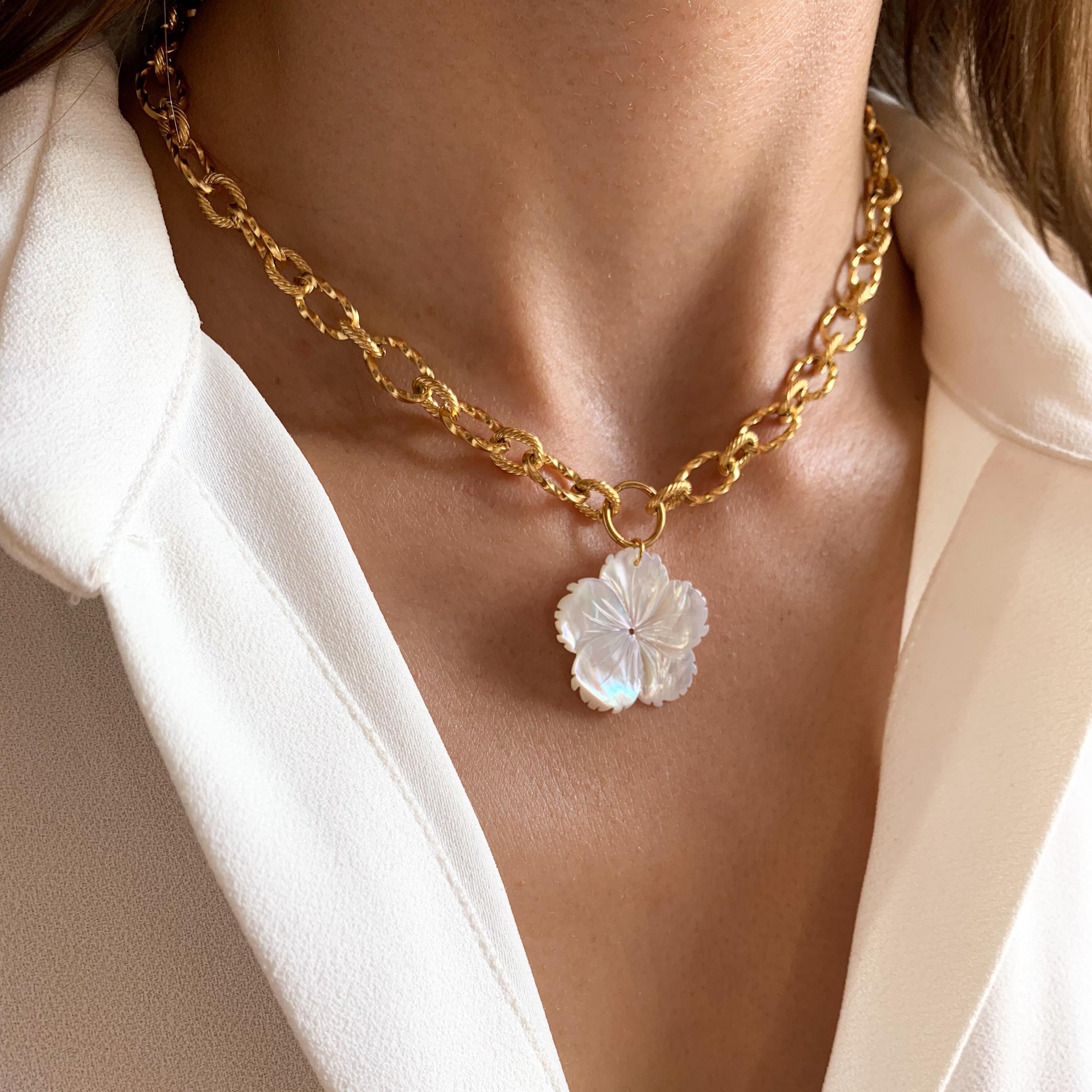 Collier pendentif fleur en nacre blanche chaine épaisse en acier inoxydable / Collier femme ras de cou pendentif fleur anneaux ovales