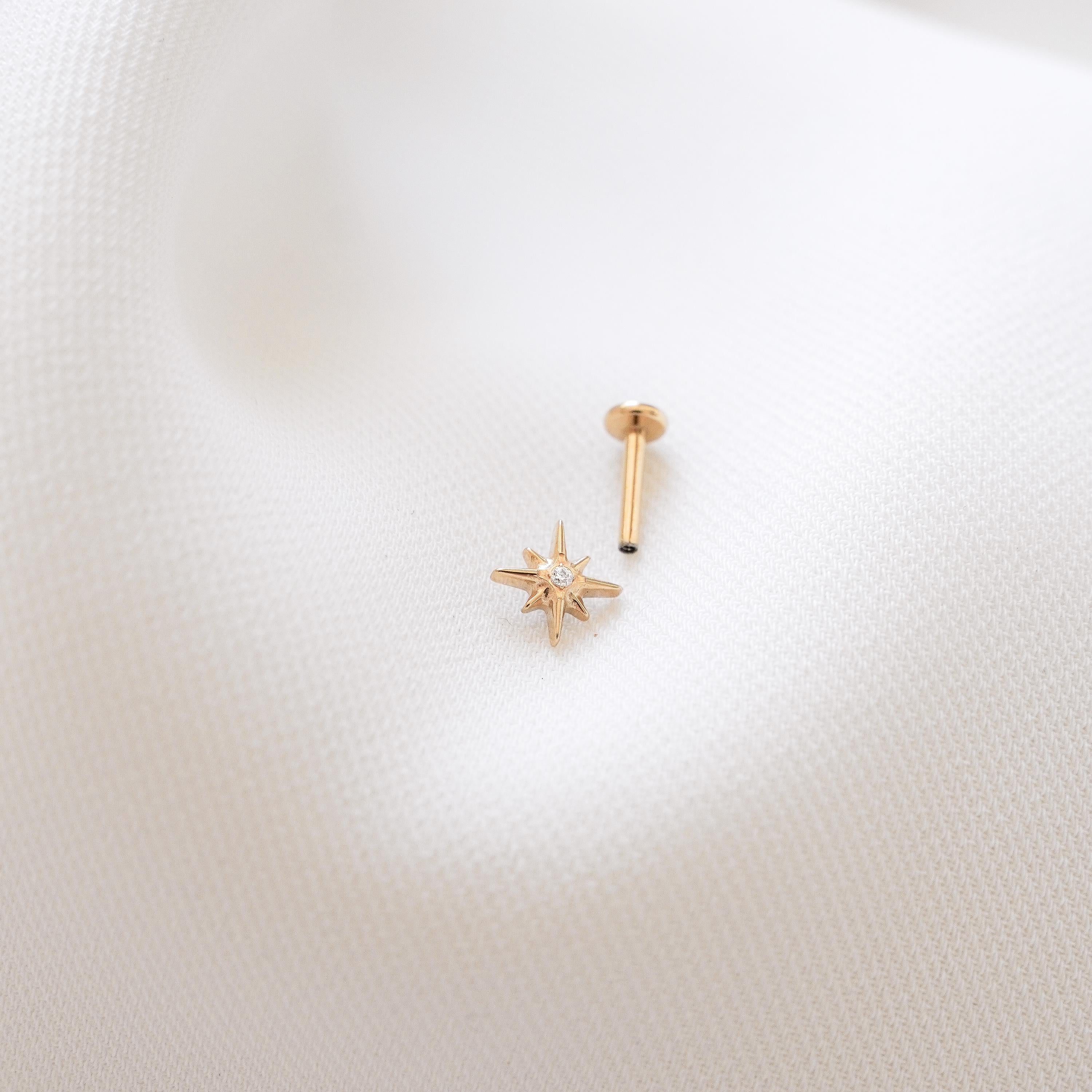 Piercing d'oreille étoile sertie d'un oxyde de zirconium, acier inoxydable / Boucle d'oreille minimaliste individuelle