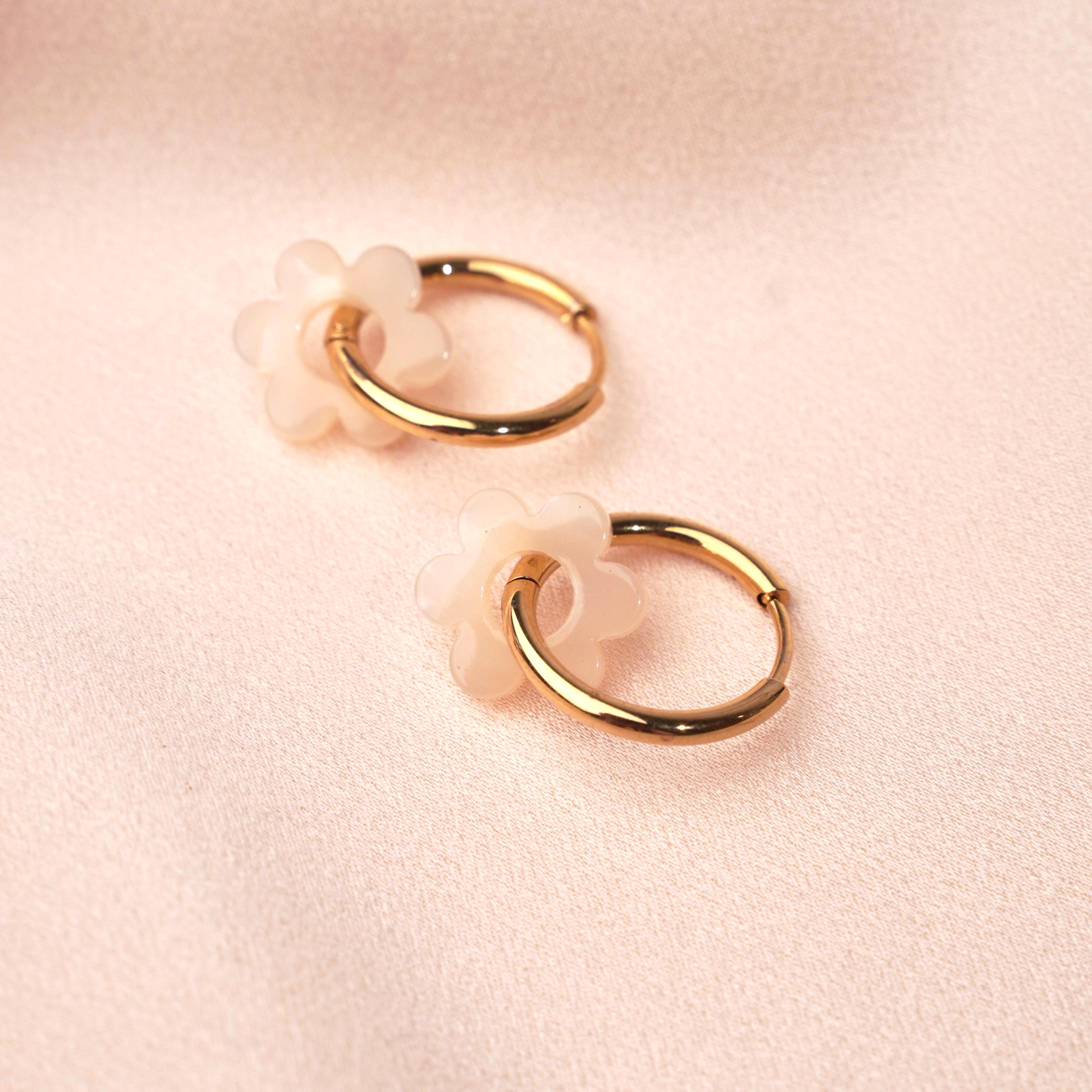 Petites créoles acier inoxydable fleur blanche / Boucles d'oreilles anneau pendentif fleur