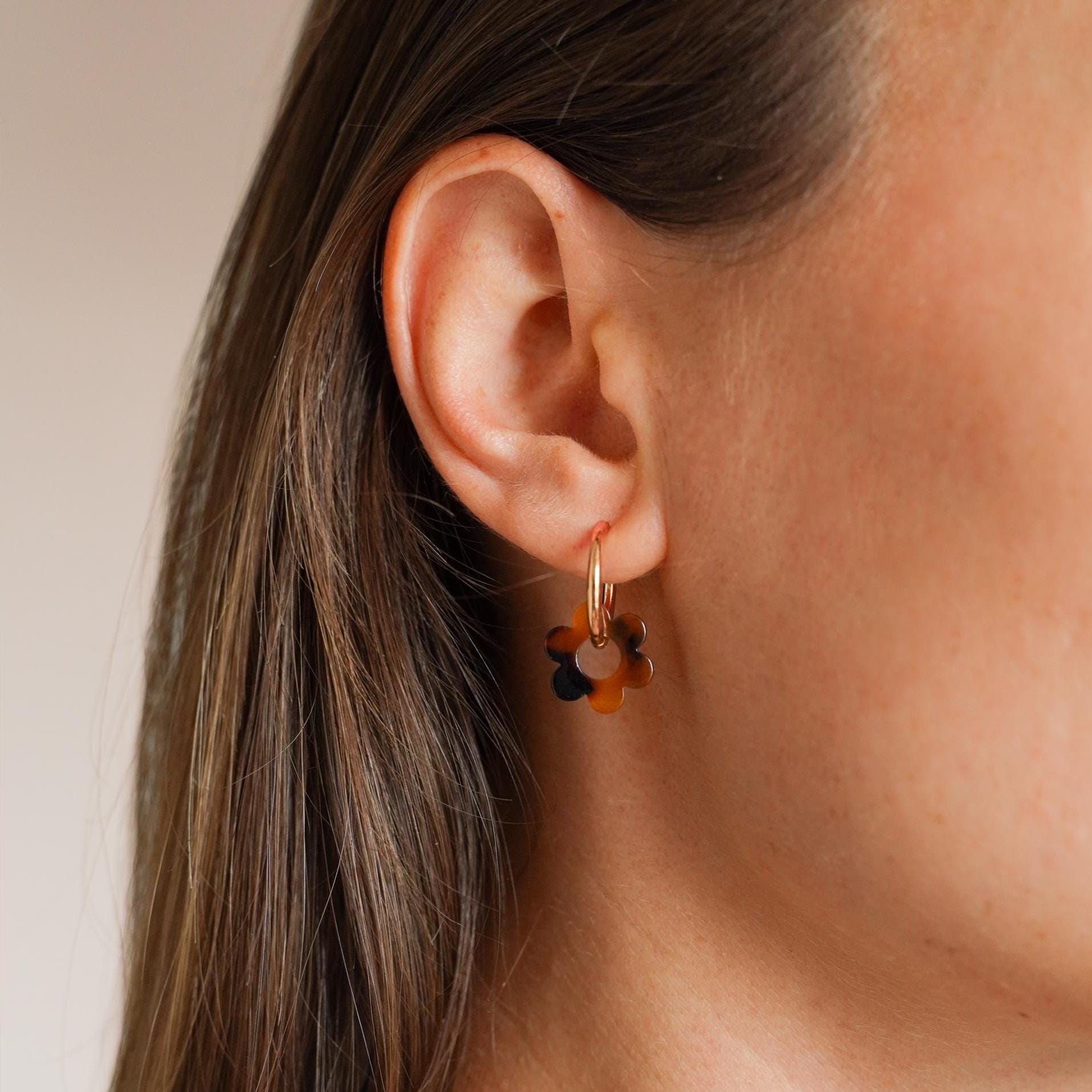 Petites créoles acier inoxydable fleur marron / Boucles d'oreilles anneau pendentif fleur ambrée