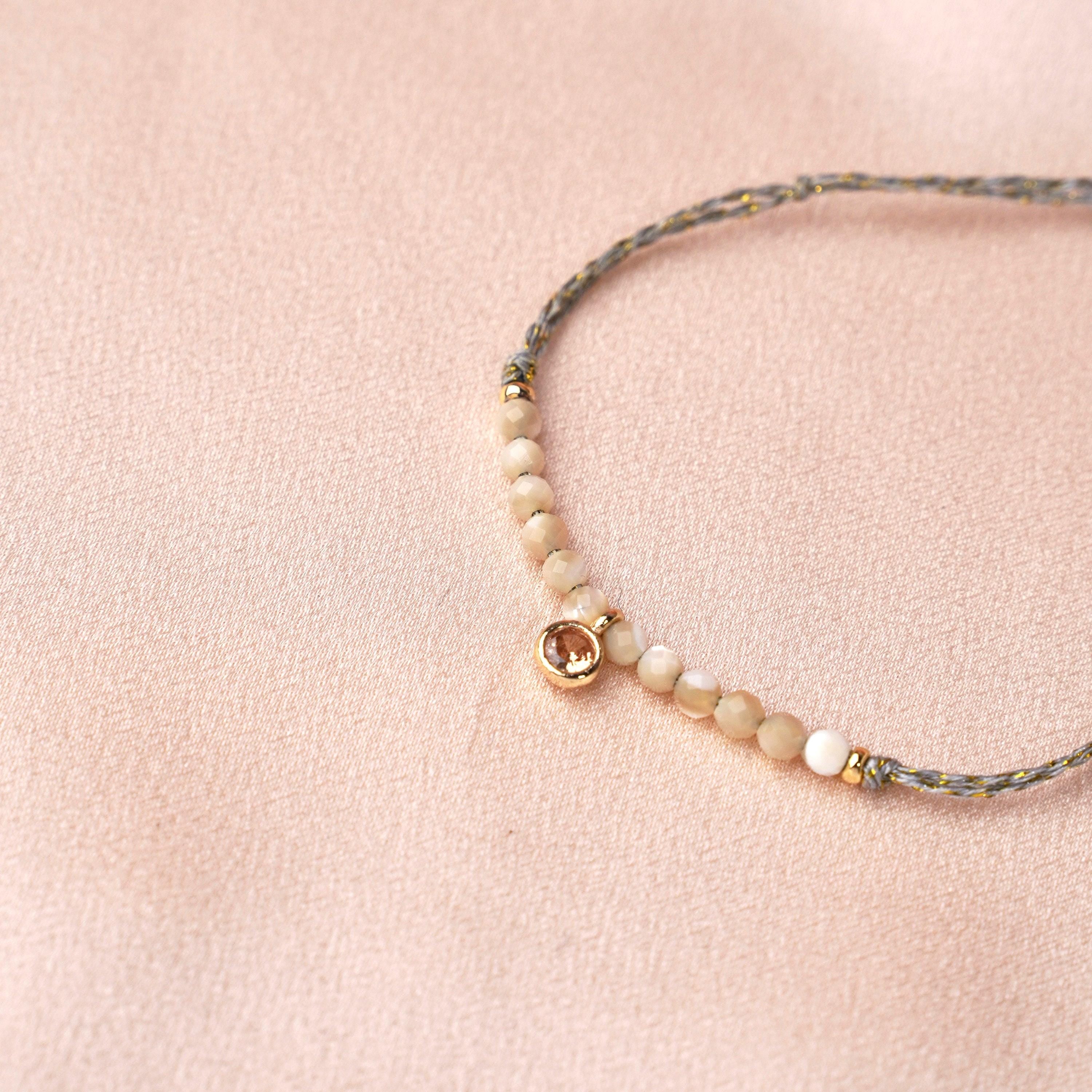 Bracelet perles en nacres blanches, zirconium rose pâle & cordon kaki