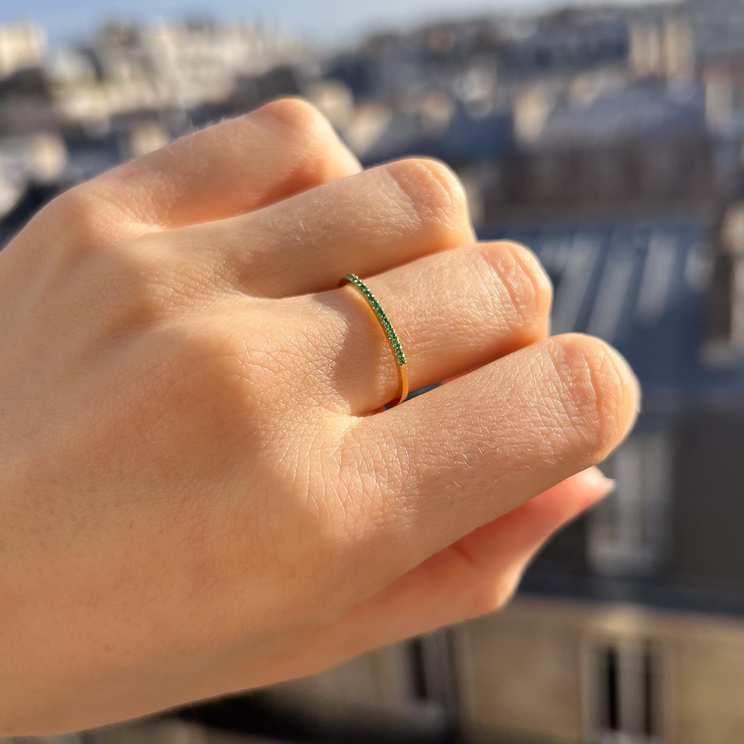 Bague fine femme acier inoxydable sertie d'oxydes de zirconium vert / résistant à l'eau