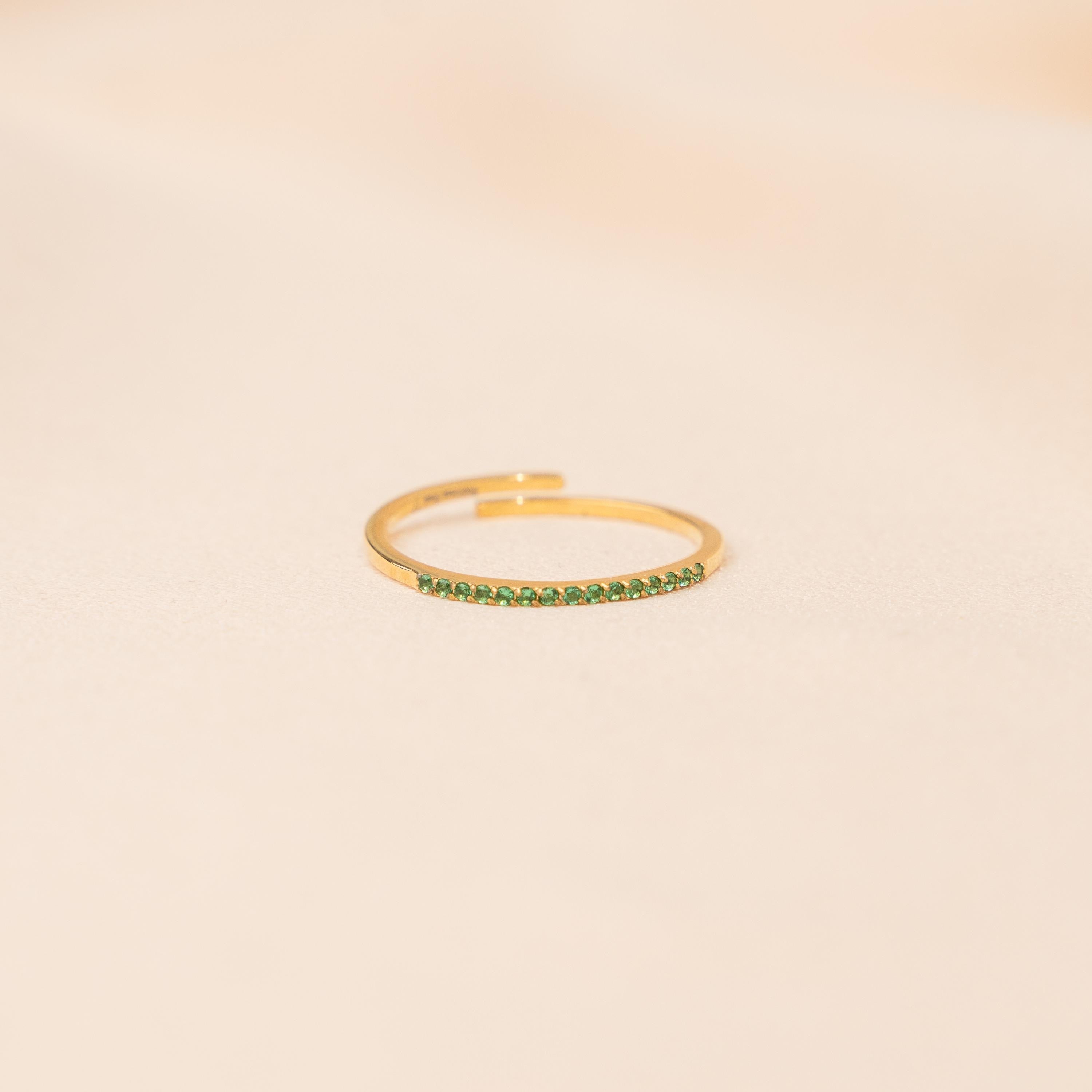 Bague fine femme acier inoxydable sertie d'oxydes de zirconium vert / résistant à l'eau