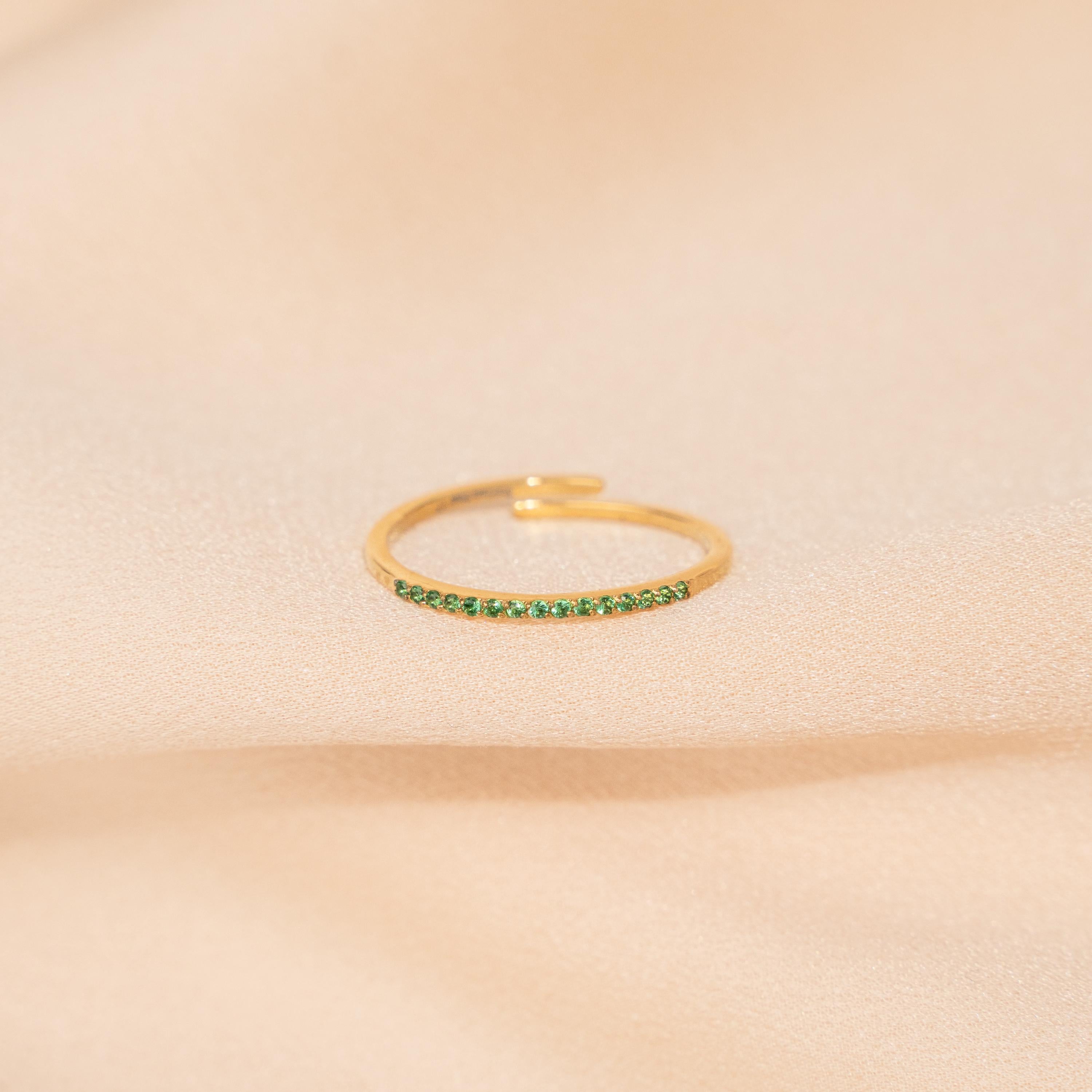 Bague fine femme acier inoxydable sertie d'oxydes de zirconium vert / résistant à l'eau