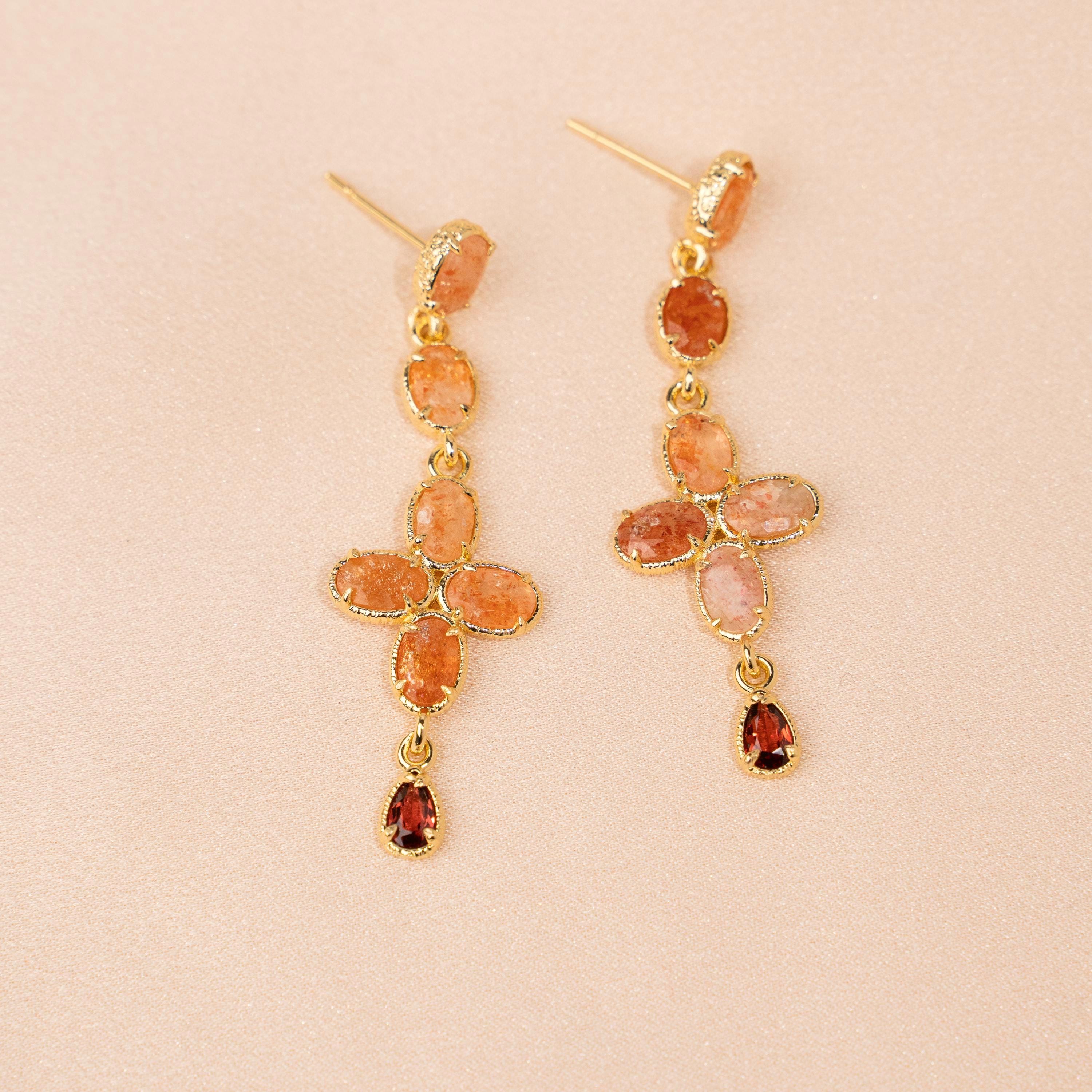 Boucles d'oreilles pendantes croix sertie de pierre de soleil / Boucles d'oreilles pierre naturelle