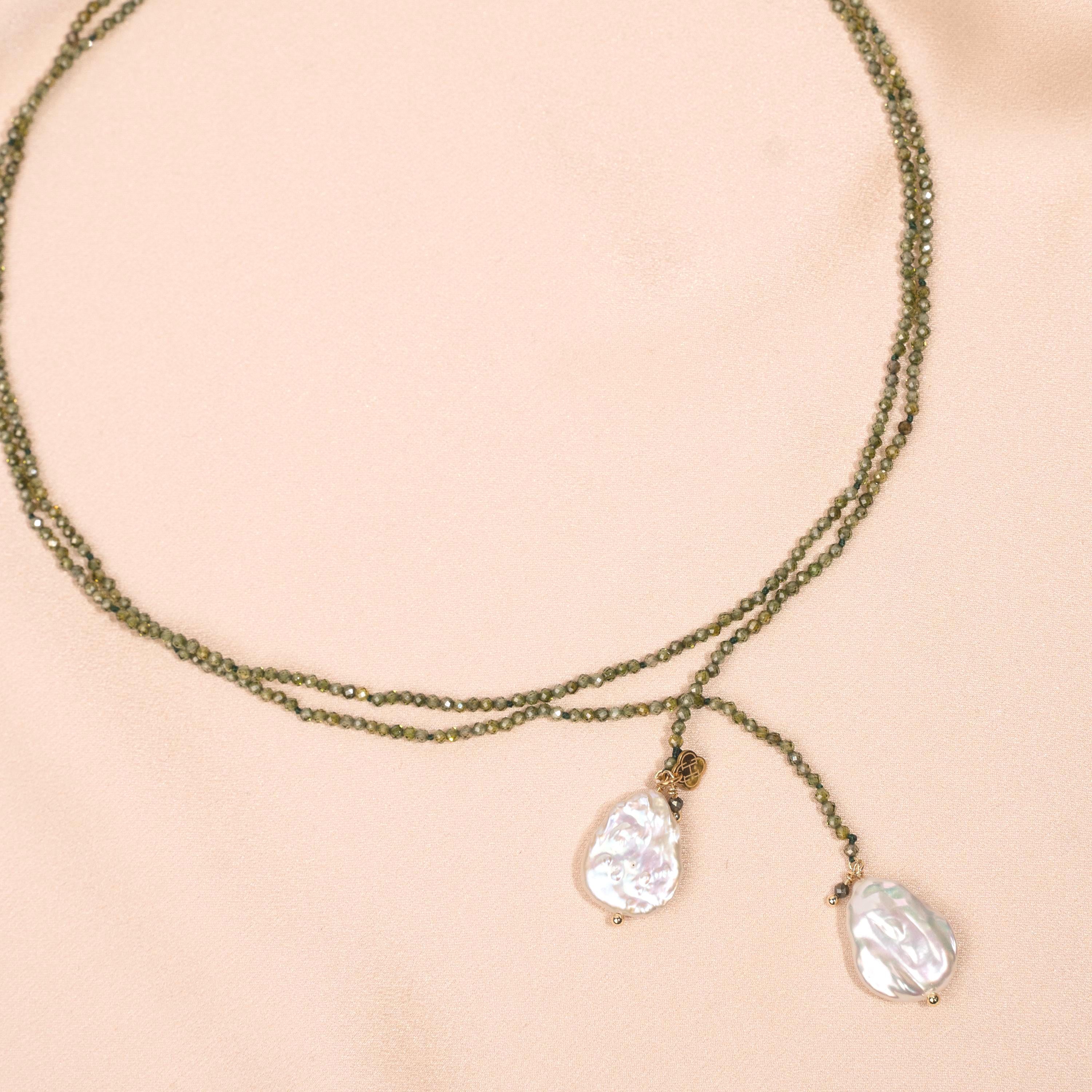 Collier perles en cristal vert et perles baroques / Collier femme perles vertes et perles d'eau douce en nacre