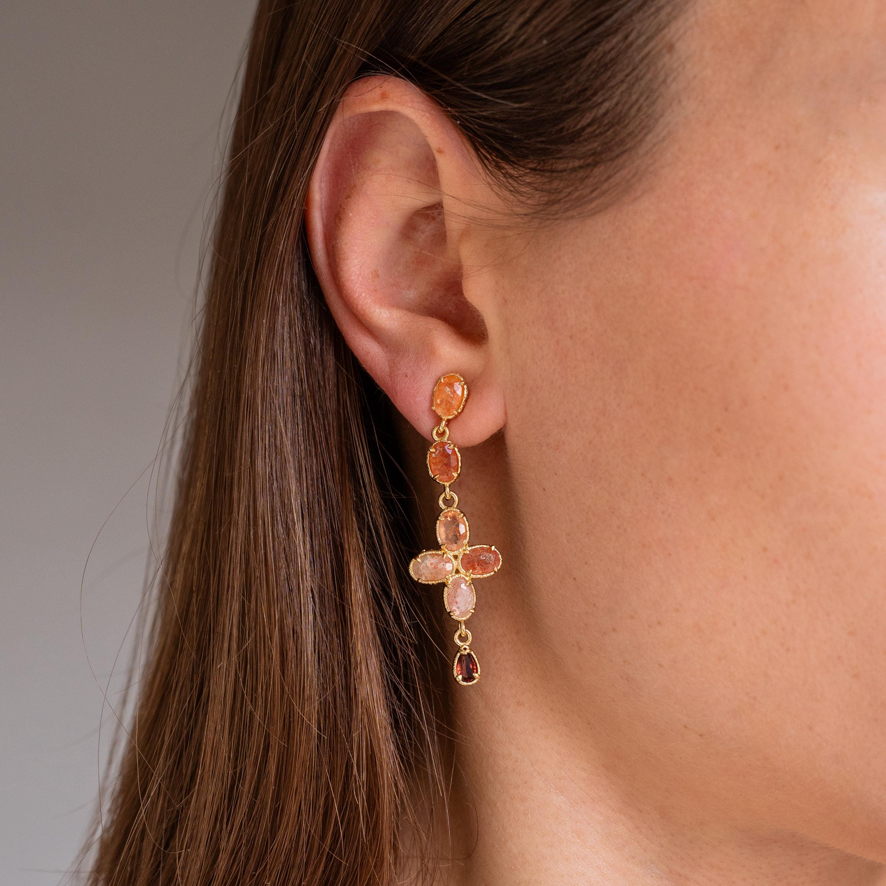 Boucles d'oreilles pendantes croix sertie de pierre de soleil / Boucles d'oreilles pierre naturelle
