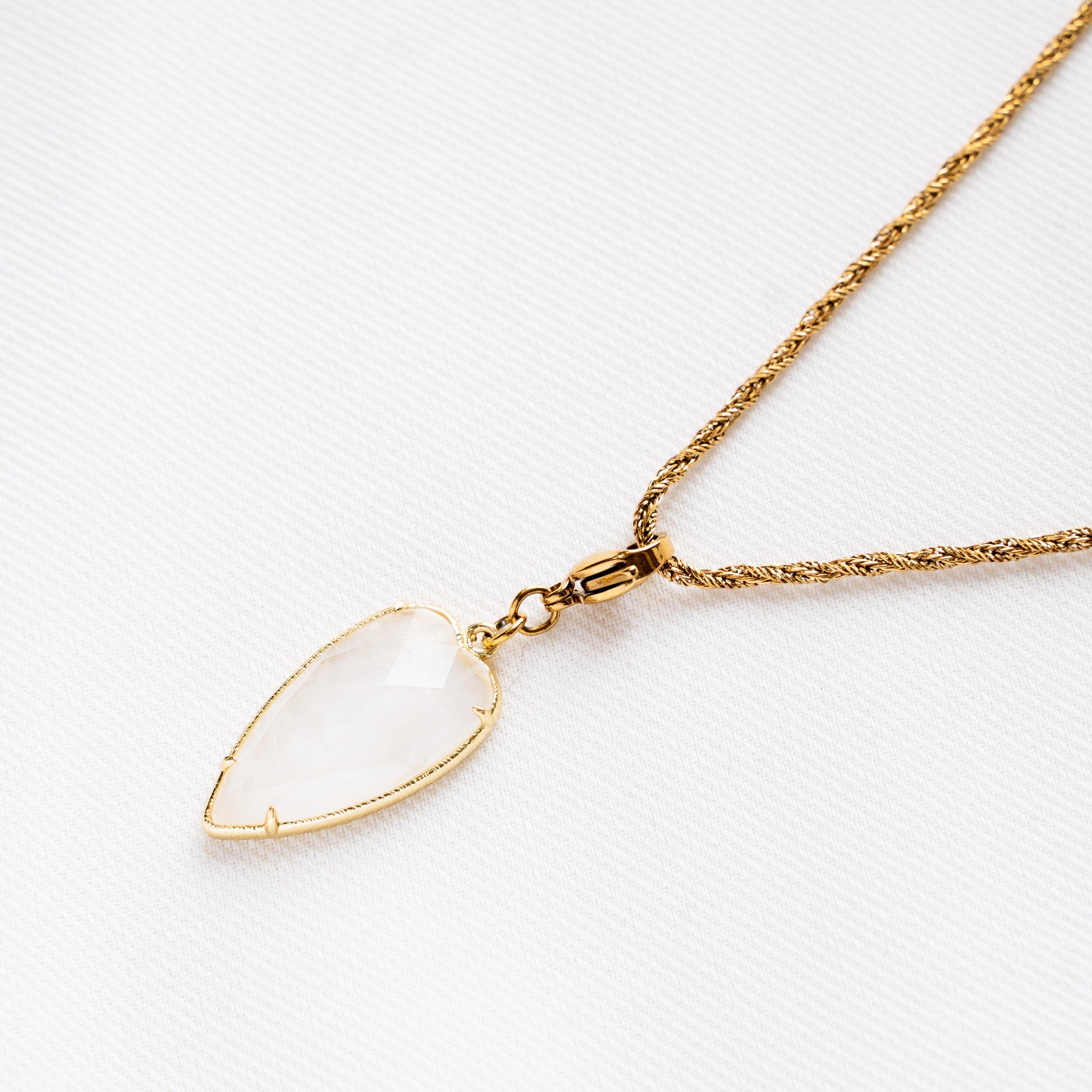 Collier pendentif coeur en cristal de roche chaine torsadée en acier inoxydable doré / Collier femme pierre naturelle blanche