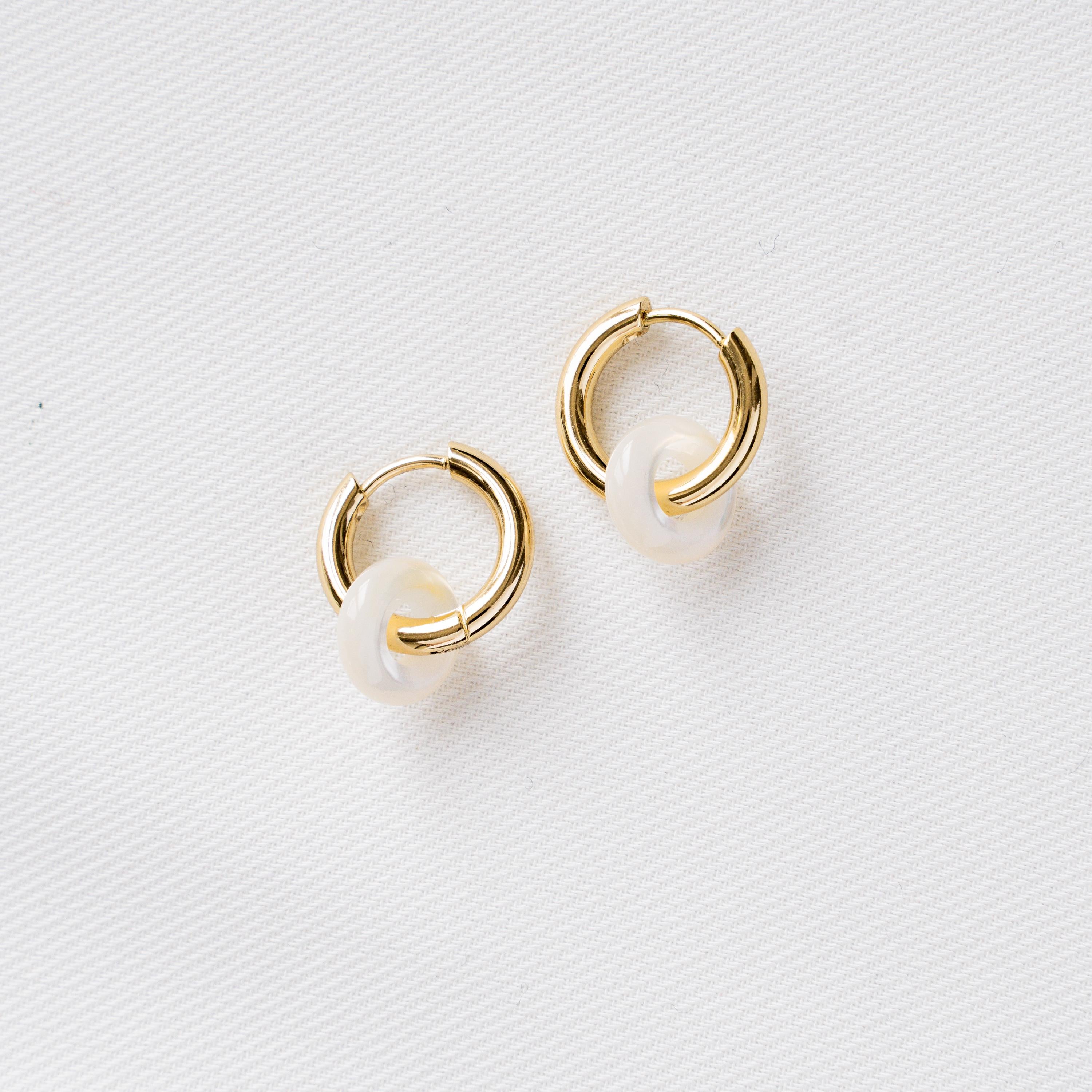 Boucles d'oreilles anneau rond en nacre blanche créole en acier inoxydable / Mini créoles rond en nacre