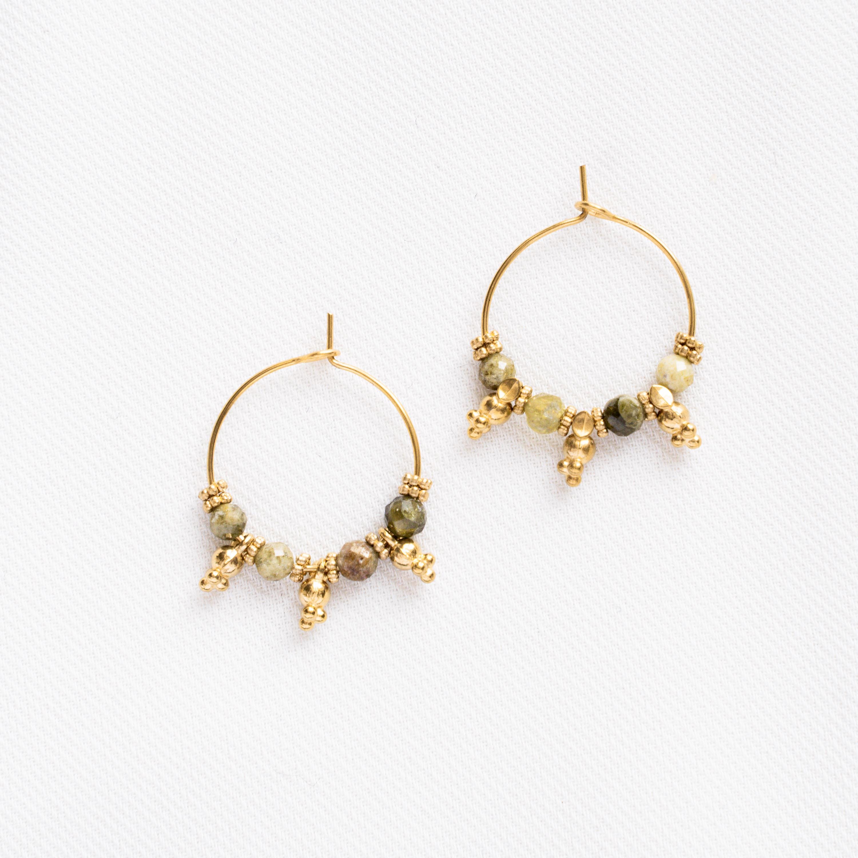 Créoles fines en acier inoxydable avec perles vertes en pierre naturelle serpentine / Boucles d'oreilles femme vertes