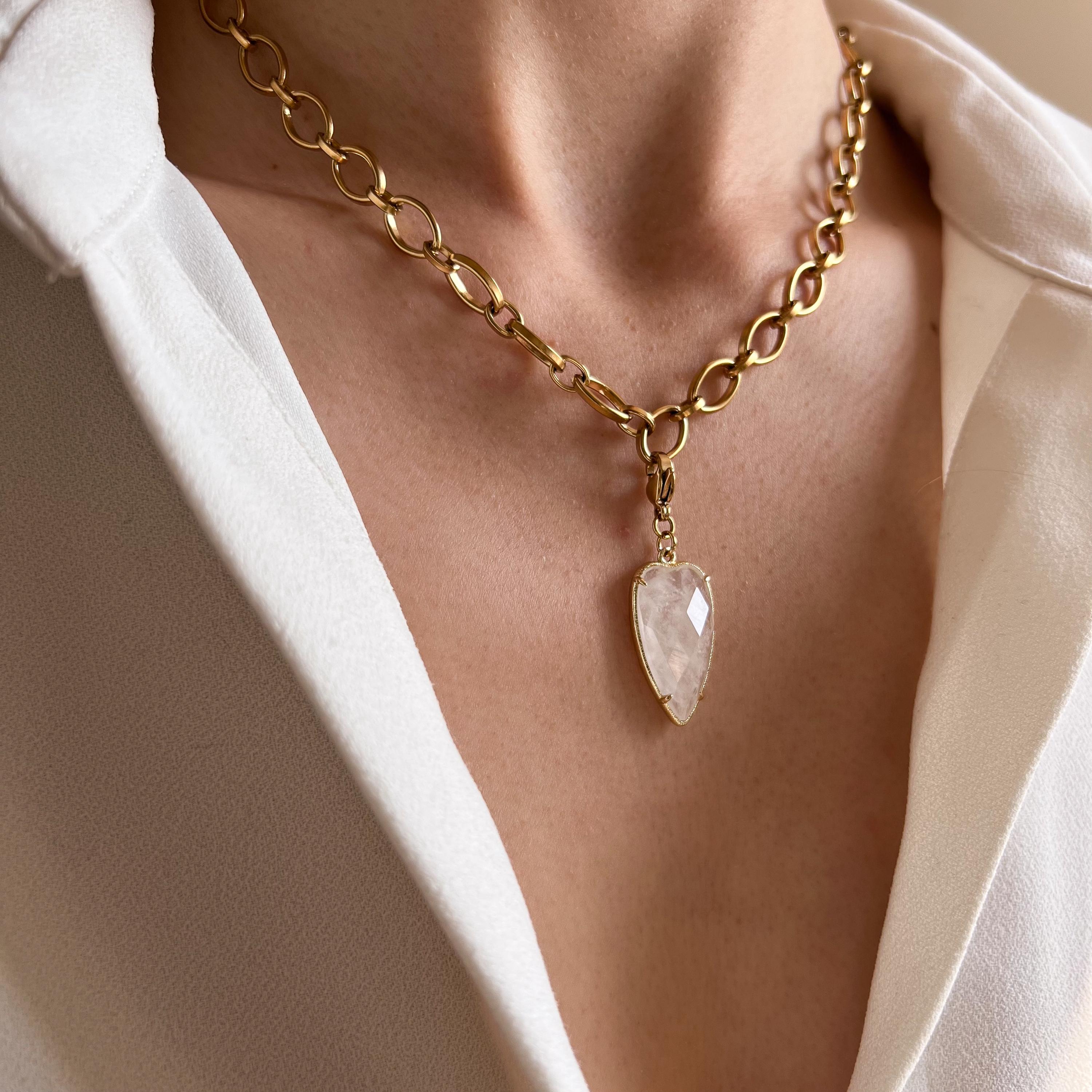 Collier pendentif coeur en cristal de roche chaine épaisse en acier inoxydable / Collier femme chaine anneaux ovales pierre naturelle