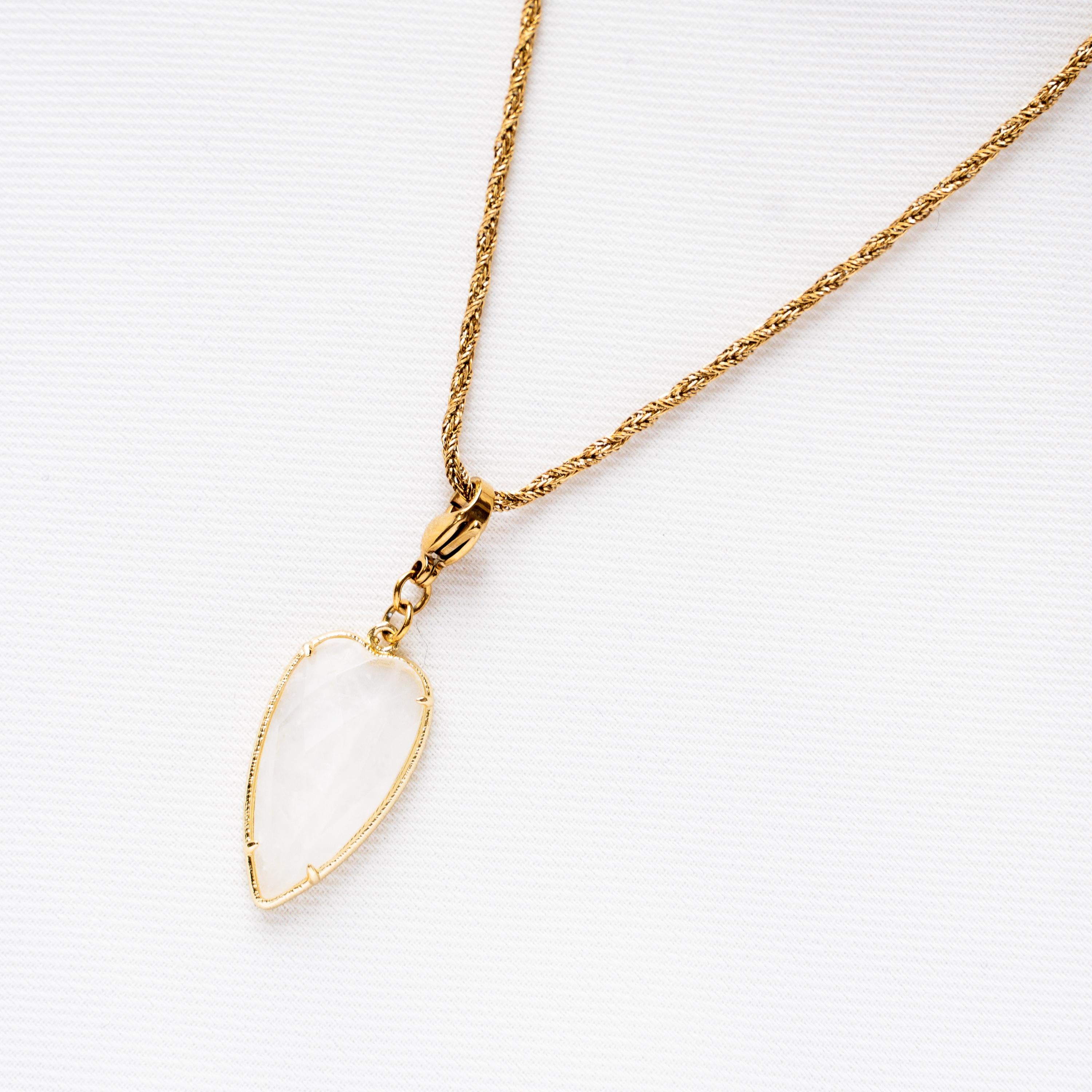 Collier pendentif coeur en cristal de roche chaine torsadée en acier inoxydable doré / Collier femme pierre naturelle blanche