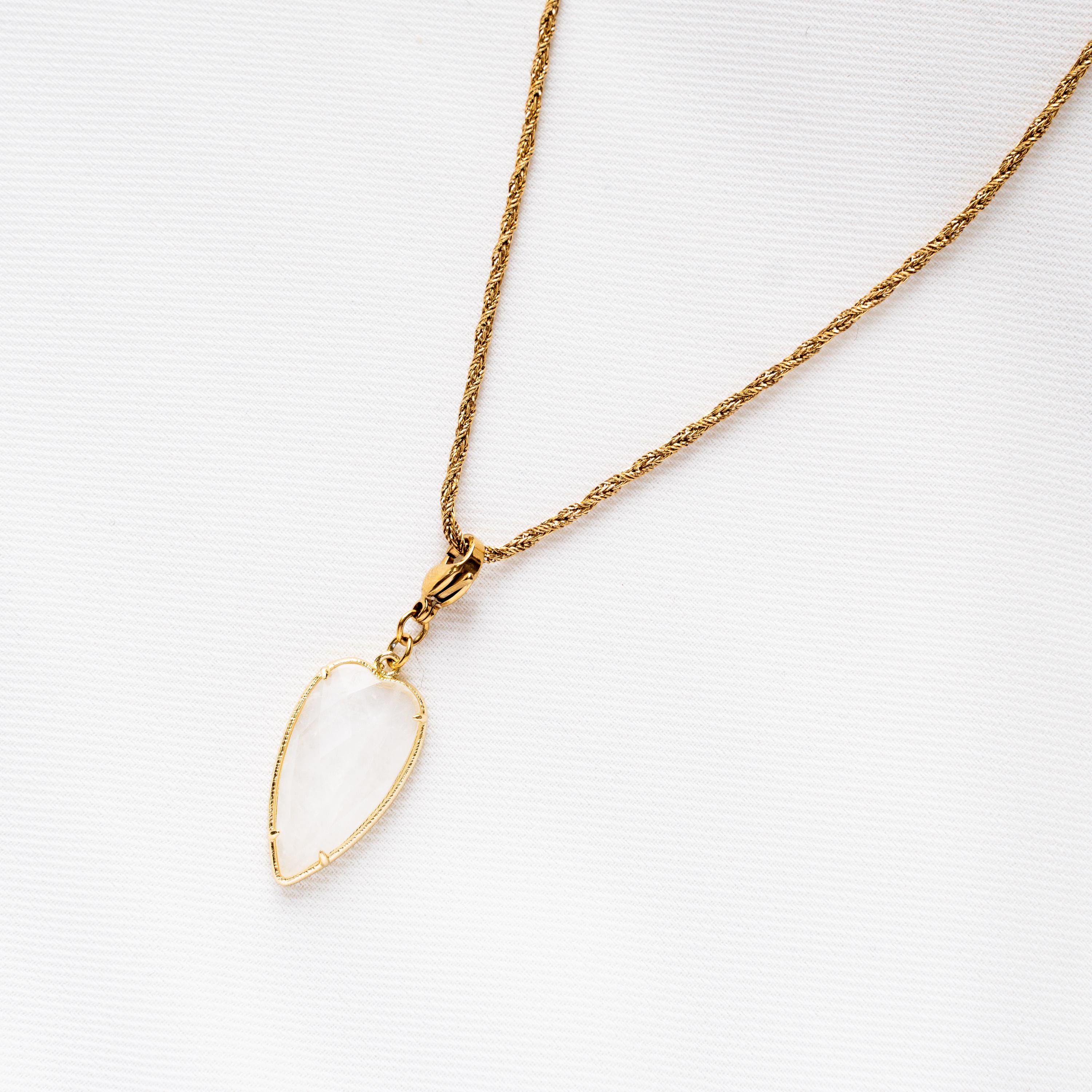 Collier pendentif coeur en cristal de roche chaine torsadée en acier inoxydable doré / Collier femme pierre naturelle blanche
