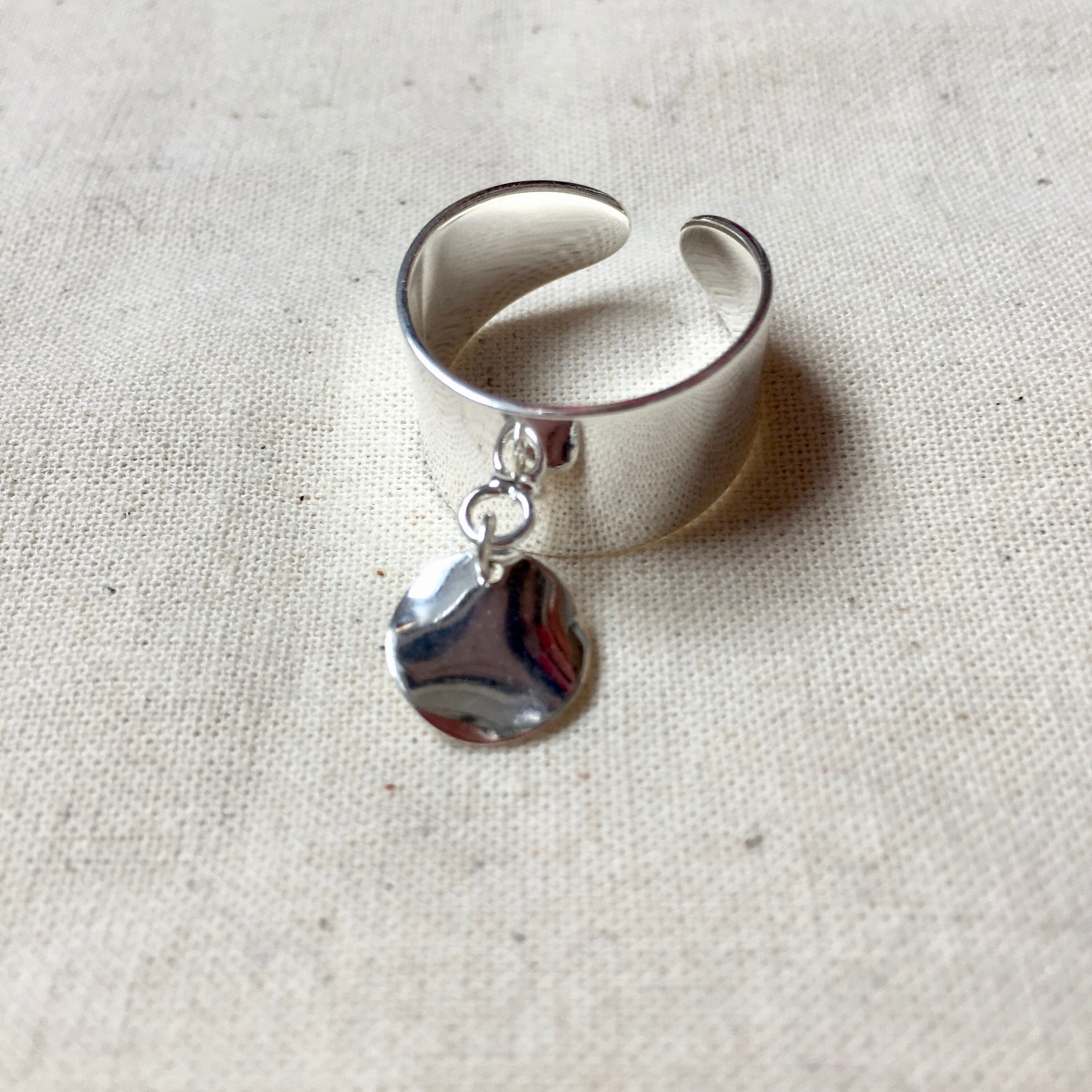 Bague femme en laiton recouverte d'argent fin et pendentif rond / Cadeau femme / Bague large femme argent / Bague pendentif