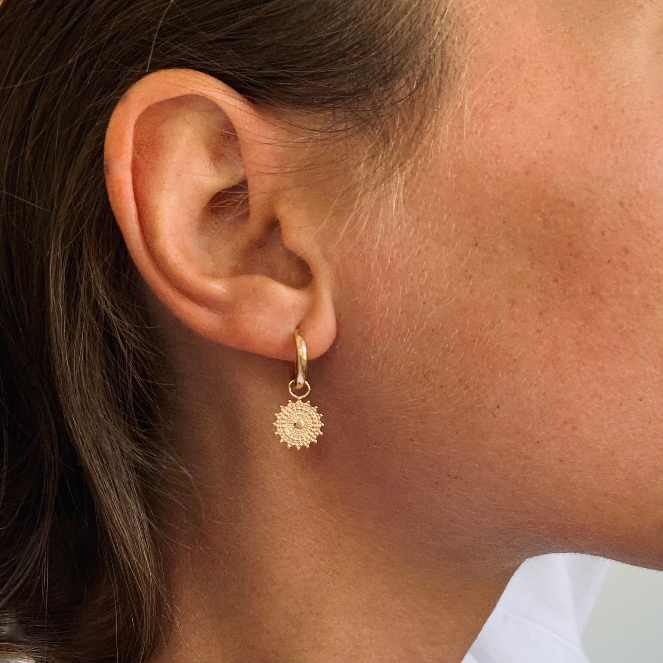 Boucles d'oreilles plaqué or pendentif rond soleil / Boucles d'oreilles pendantes / Dormeuses